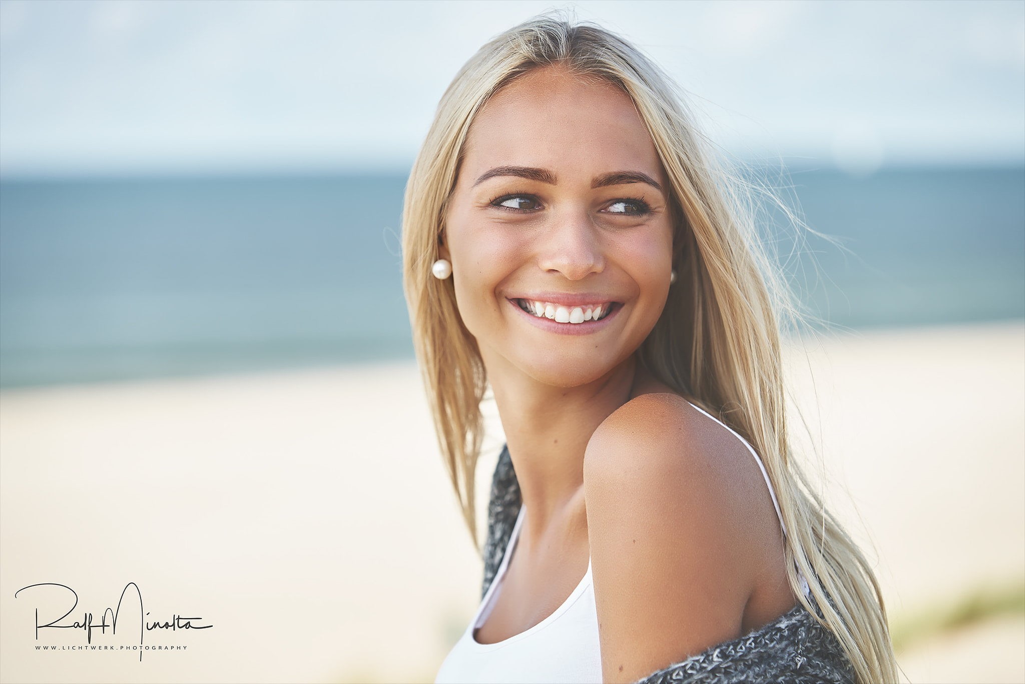 pearl earrings, blond hair, young adult, hair, hairstyle, Ralf Minolta, positive emotion, beautiful people, 1080P, outdoors, long hair, happiness, white tops, HD Wallpaper