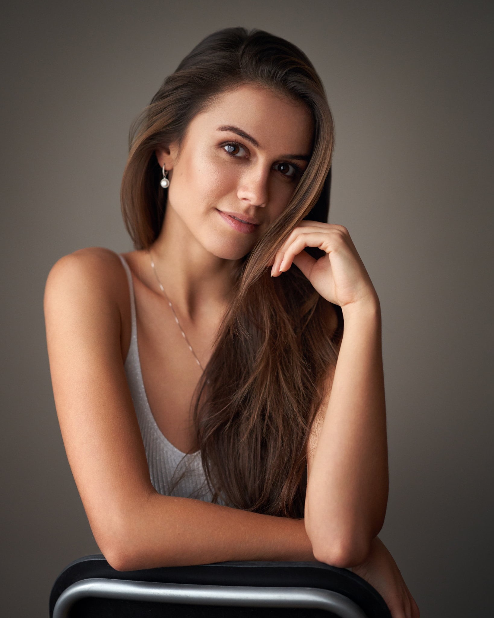 portrait, looking at viewer, smiling, Milan R, simple background, tank top, earring, necklace, 1080P, white clothing, brunette, pearls, women, brown eyes, Phone HD Wallpaper