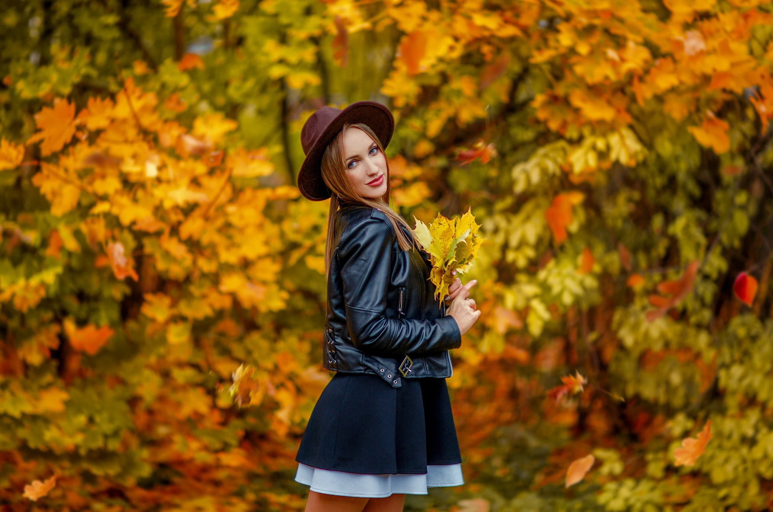 brunette, bokeh, women with hats, leisure activity, beautiful woman, leaf, young women, skirt, change, hairstyle, lifestyles, nature, plant part, plant, HD Wallpaper