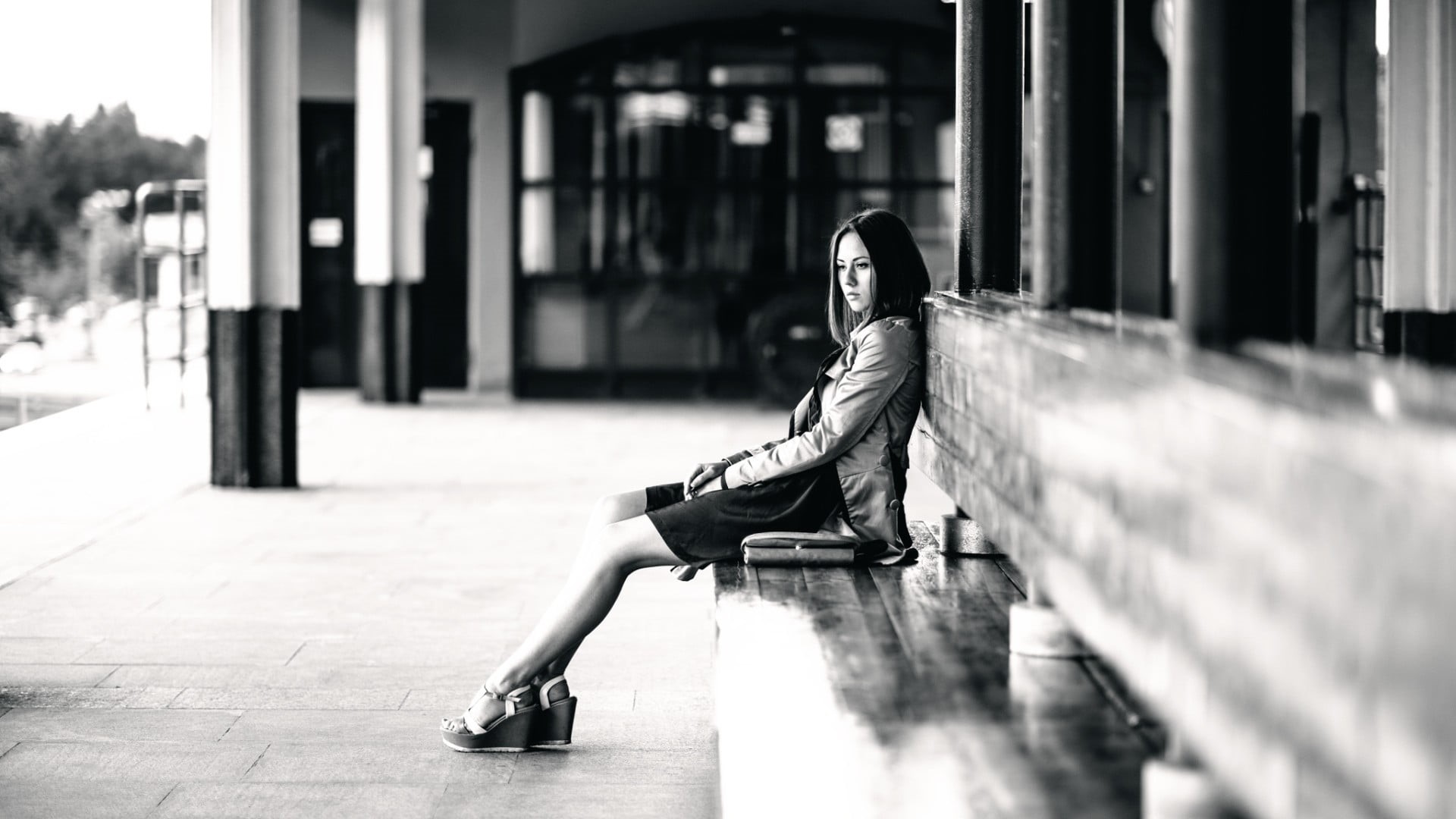 portrait, architectural column, model, leisure activity, photo, young women, monochrome, beautiful woman, adult, sadness, building, city, young adult, brunette, HD Wallpaper