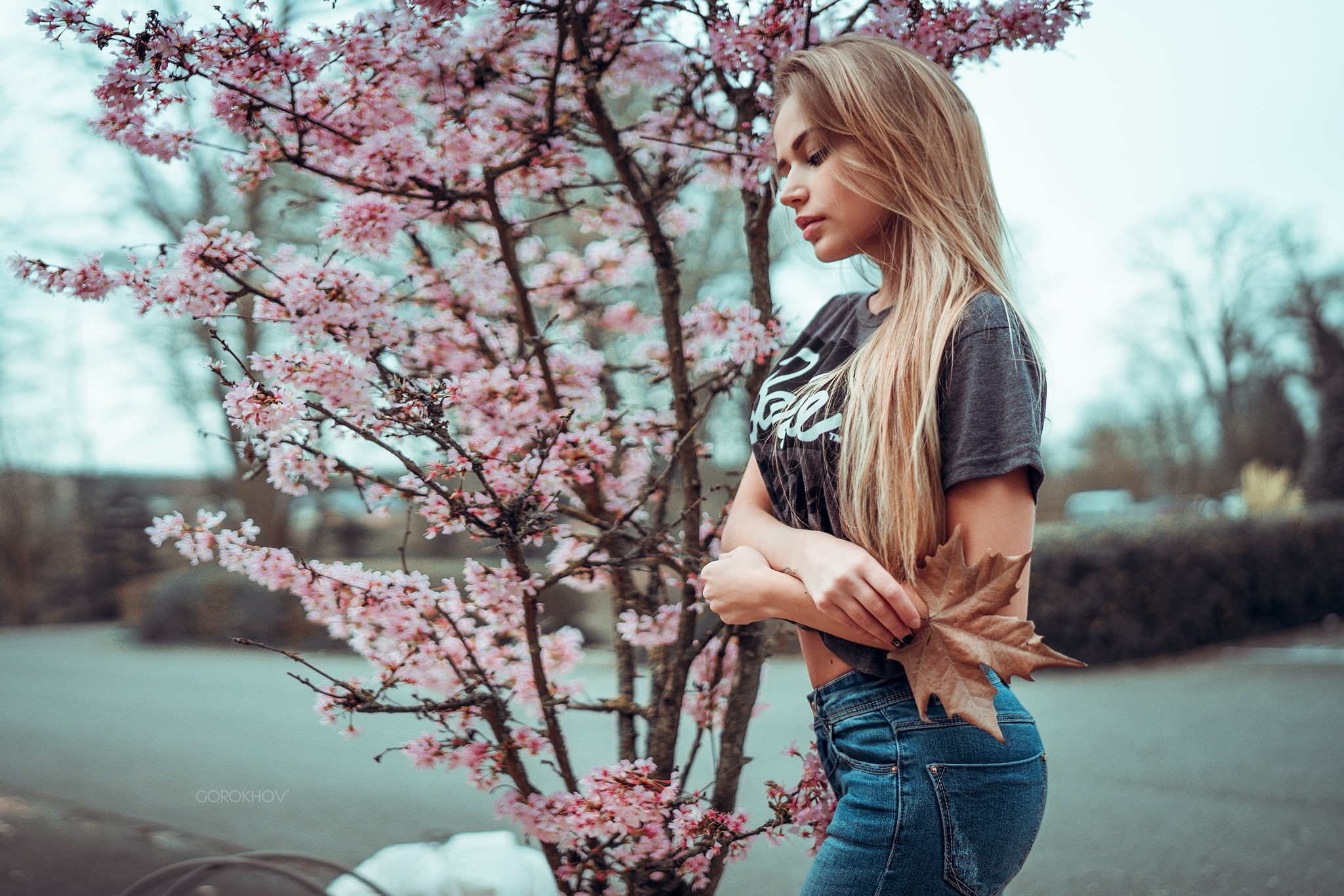 T-shirt, women, Maria Puchnina, jeans, model, portrait, blonde, plants, leaves, long hair, pants, Ivan Gorokhov, Mary Jane, 1080P, HD Wallpaper