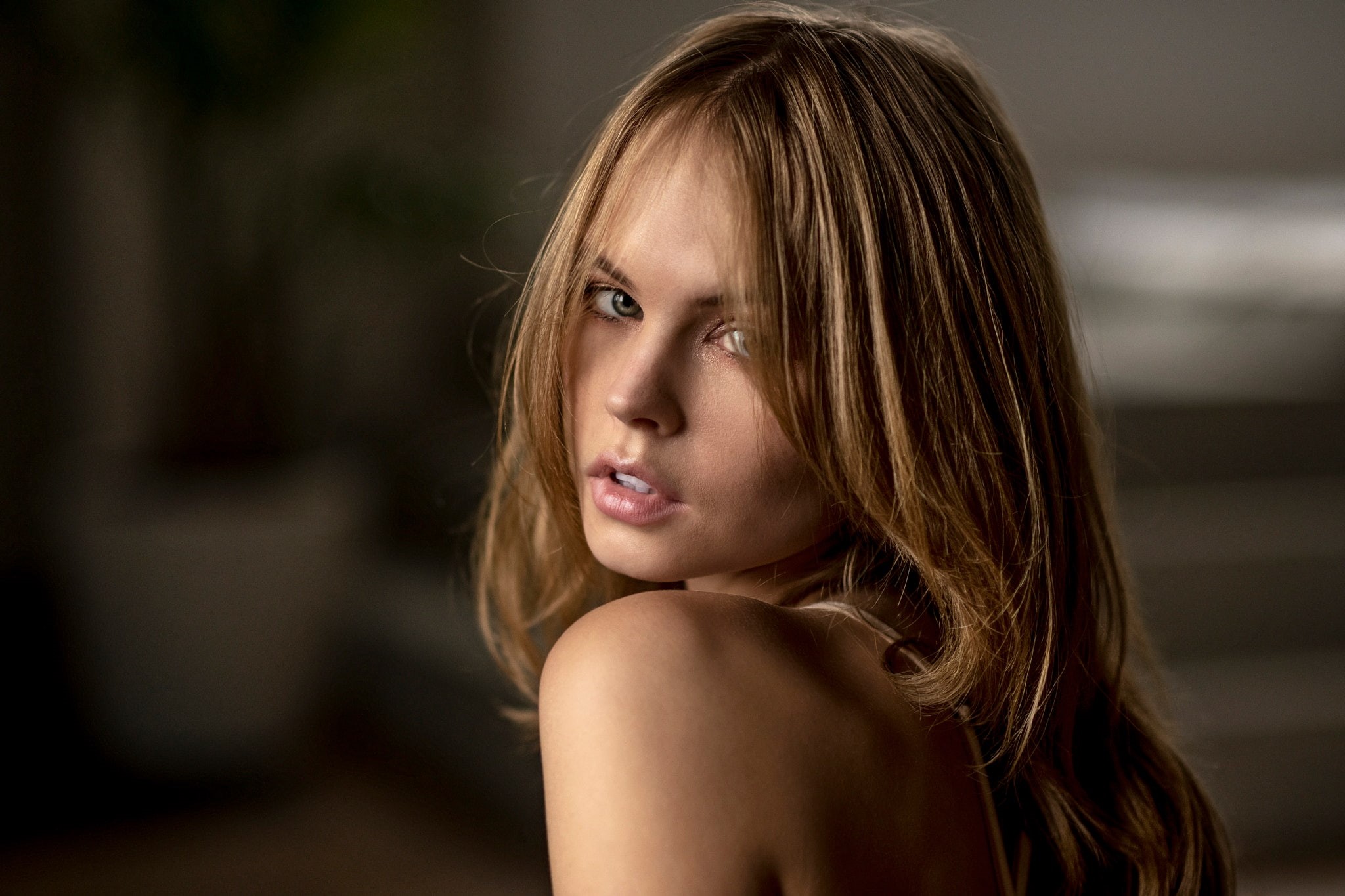 brown hair, human face, contemplation, blonde, hair, beautiful people, close-up, focus on foreground, 1080P, emotion, looking at camera, hair in face, HD Wallpaper