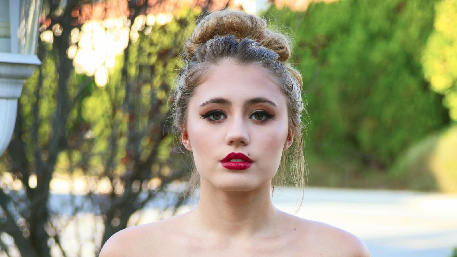 beauty spot, messy hairbun, women outdoors, blonde, red lipstick, portrait, 720P, Lia Marie Johnson, model, hairbun, HD Wallpaper