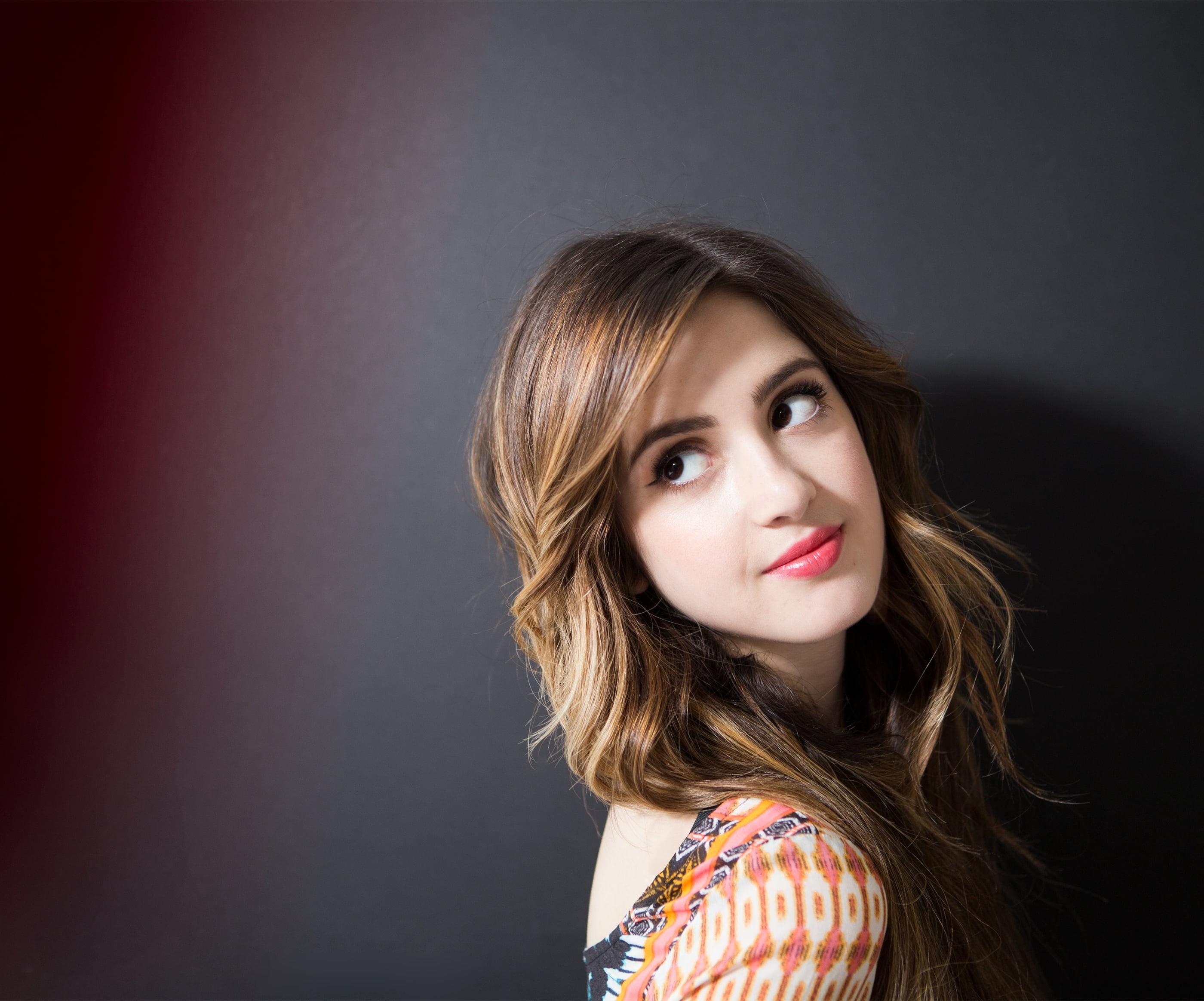 looking over shoulder, Laura Marano, women, actress, 2K, HD Wallpaper