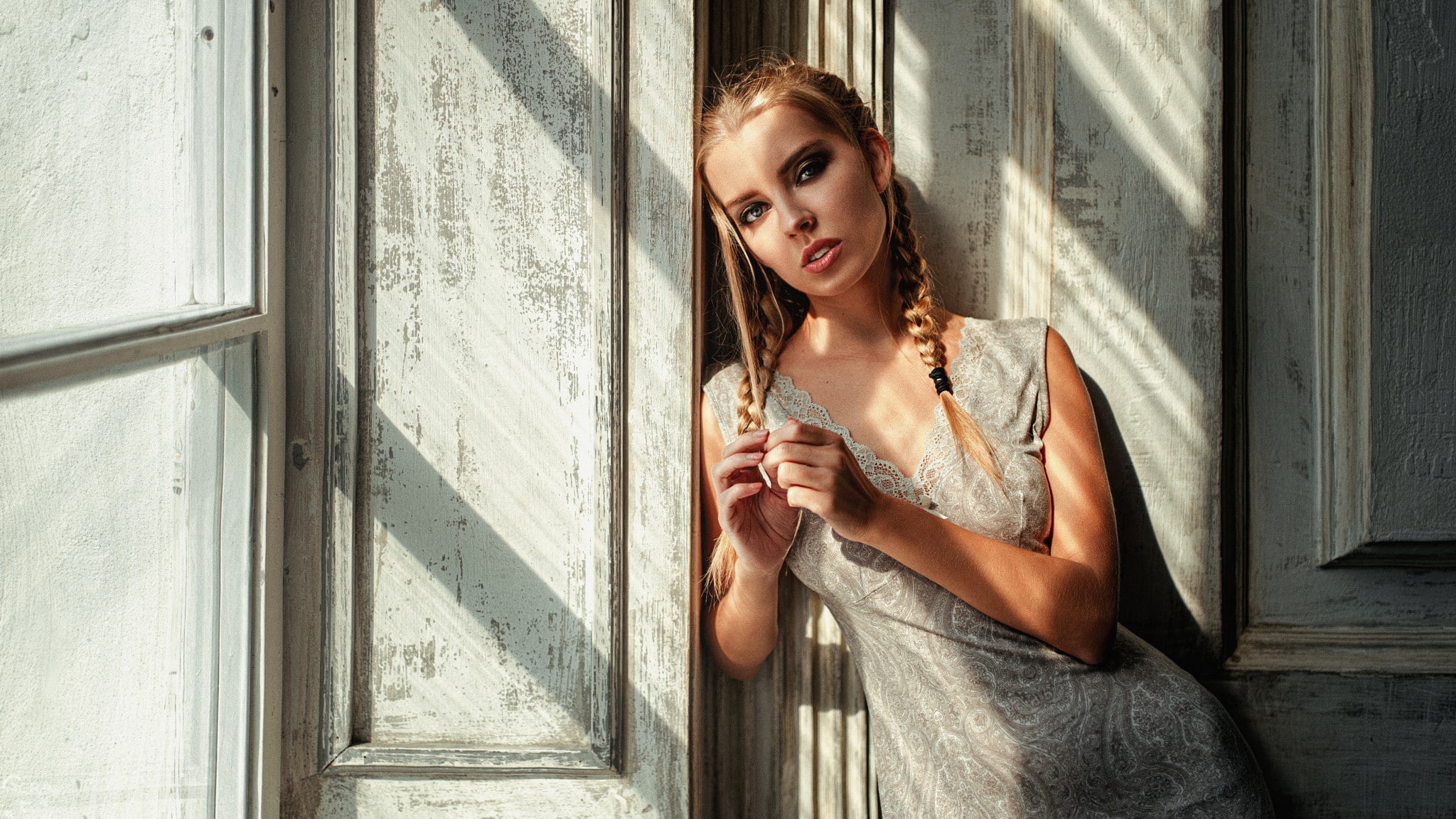 contemplation, young adult, glass - material, women, 1080P, real people, front view, leisure activity, window, looking, dress, hairstyle, waist up, blonde, HD Wallpaper