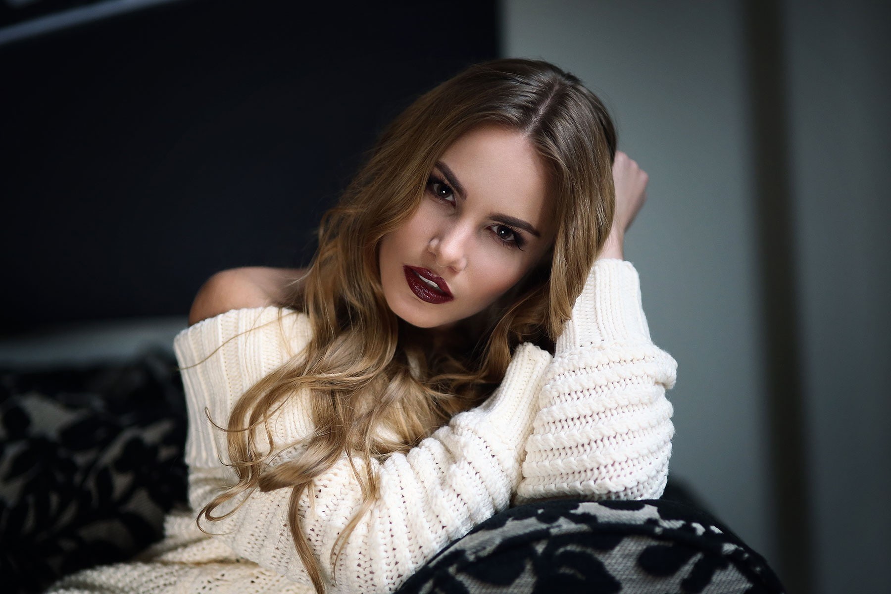 lifestyles, brown hair, hairstyle, face, furniture, portrait, brown eyes, beautiful woman, brunette, young women, smoky eyes, domestic room, teenager, young adult, HD Wallpaper