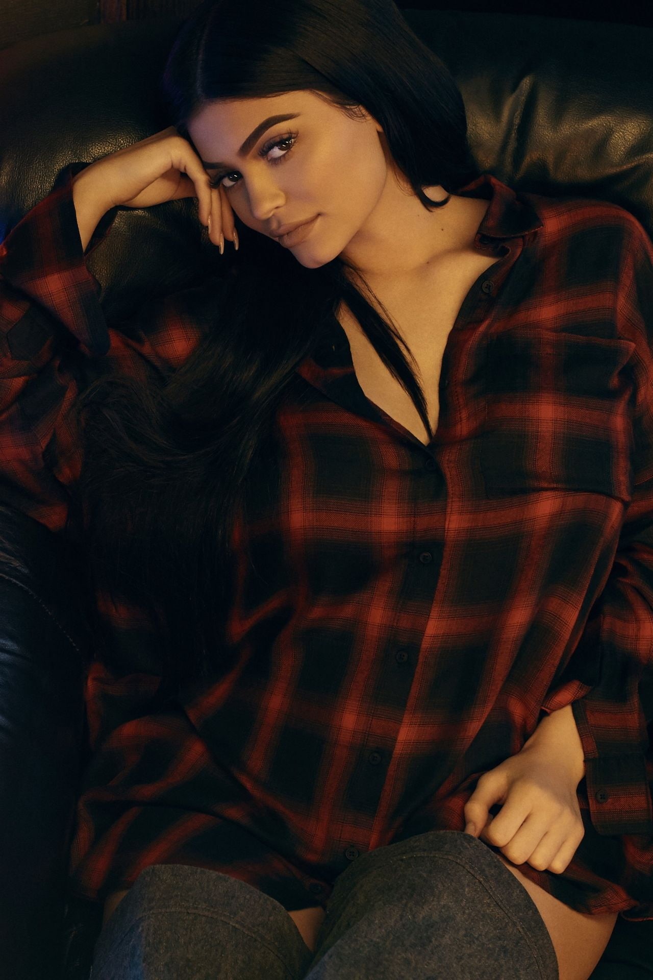 sitting, fashion, model, waiting, adult, women, hair, black hair, indoors, 1080P, three quarter length, beauty, beautiful people, young women, Kylie Jenner, Phone HD Wallpaper
