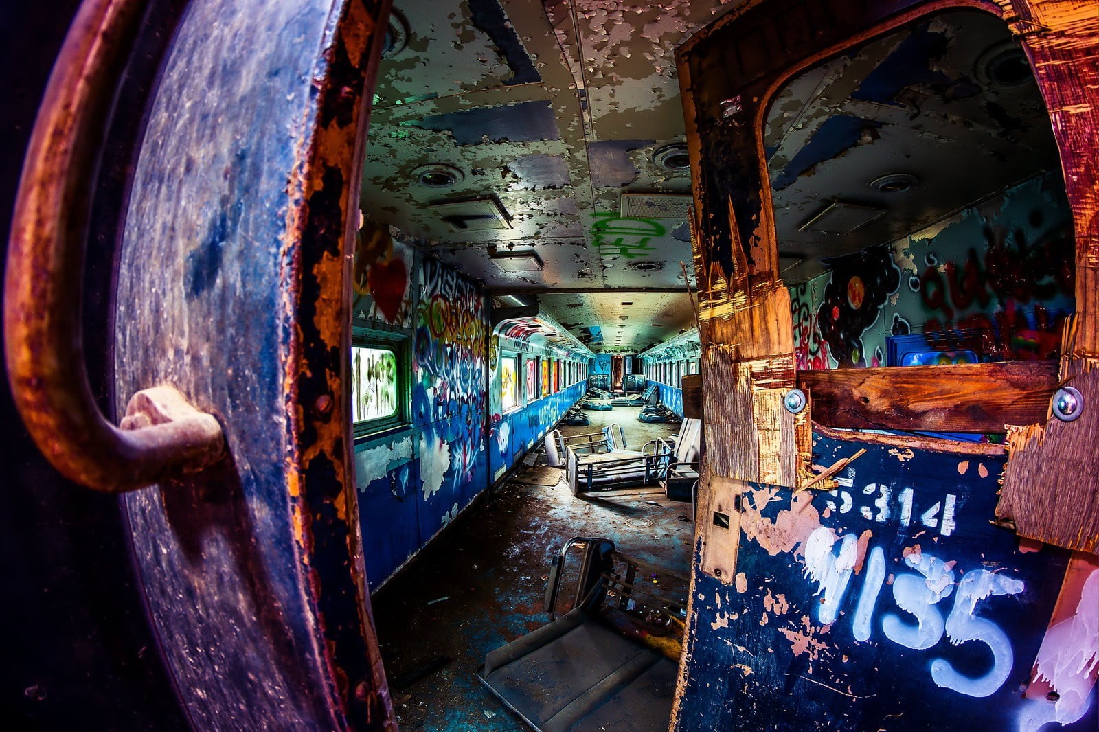 graffiti, 720P, no people, old, damaged, decline, architecture, weathered, abandoned, indoors, building, transportation, gray, blue, metal, ruin, deterioration, HD Wallpaper