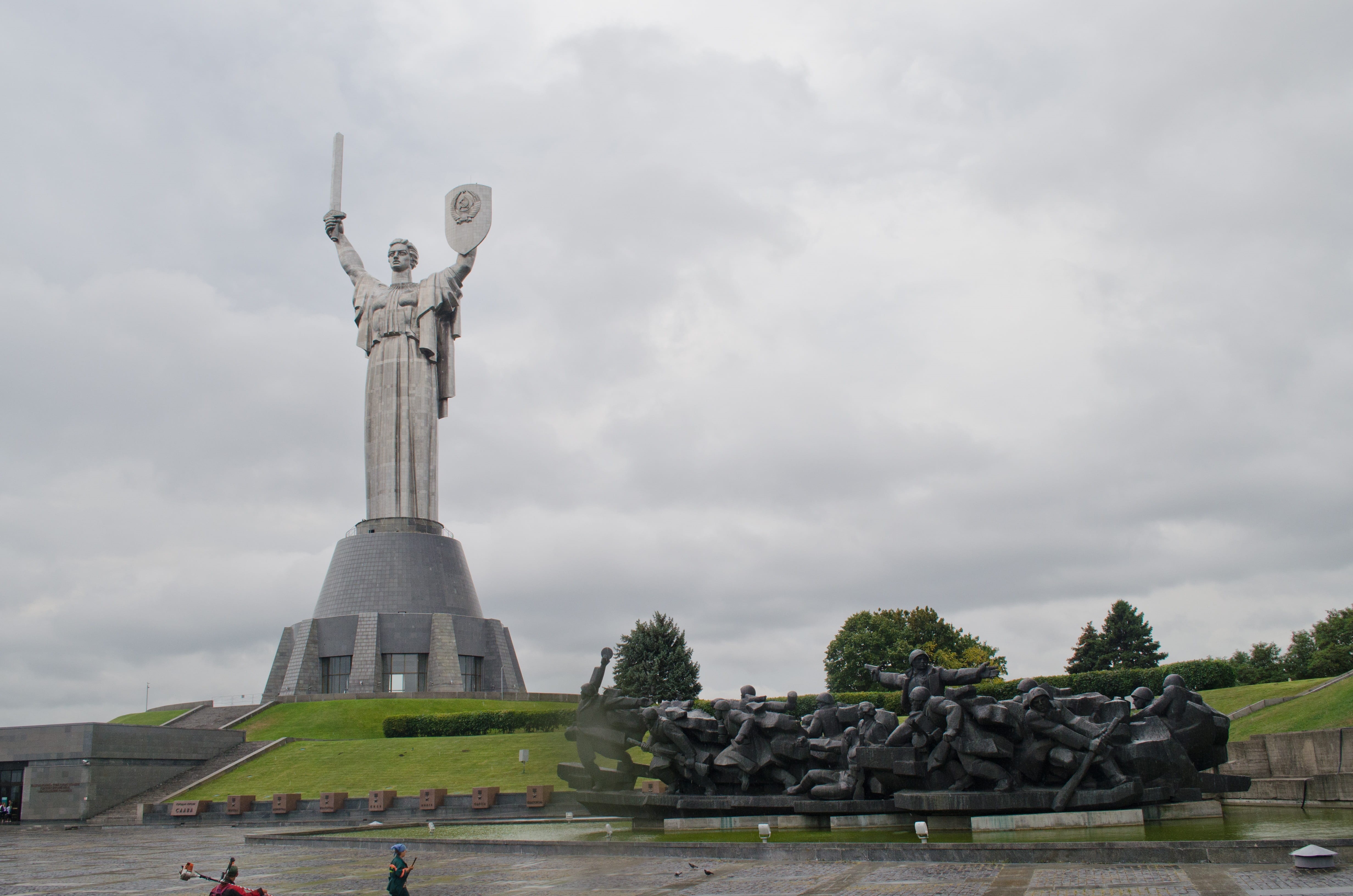 the past, dom hill, built structure, male likeness, monument, human representation, history, tourism, outdoors, travel destinations, sky, kiev, incidental people, HD Wallpaper