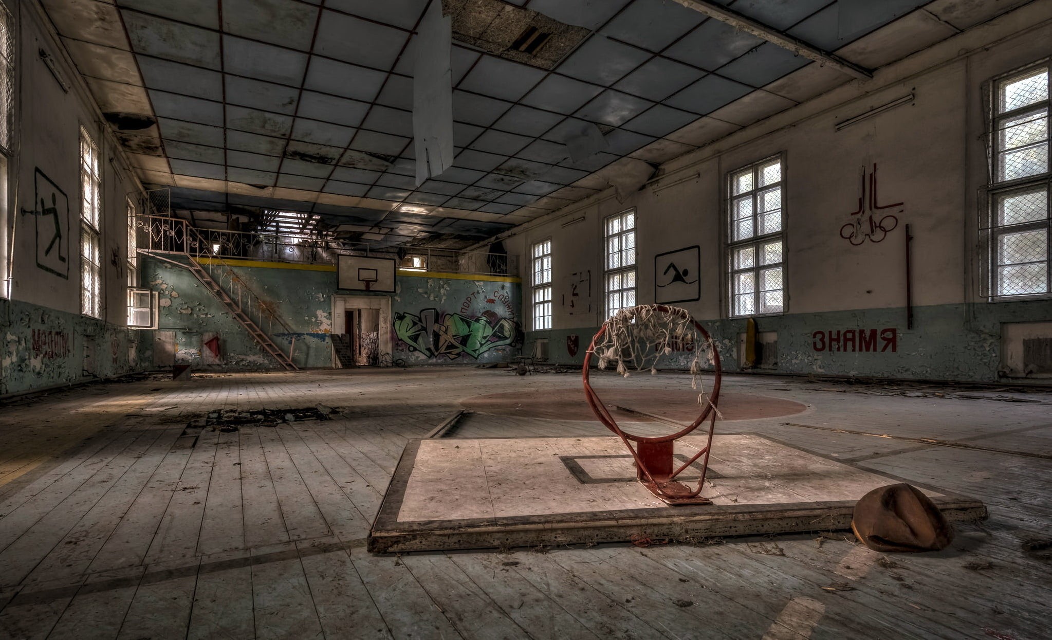 decline, weathered, day, 1080P, no people, old, flooring, ruin, basketball hoop, built structure, ceiling, basketball - sport, graffiti, obsolete, run-down, HD Wallpaper