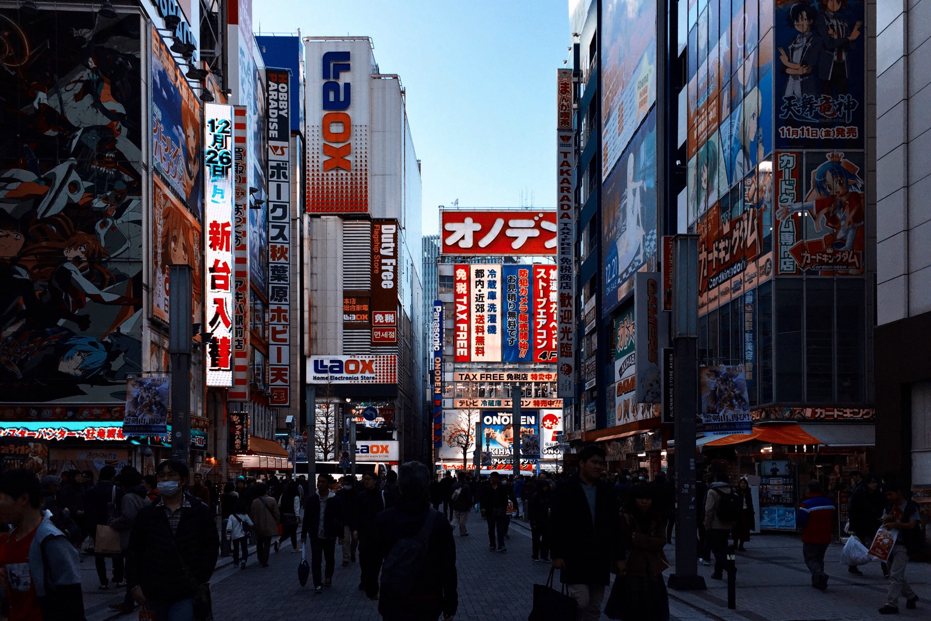 built structure, building, men, street, asia, chiyoda-ku, street crossing, outdoors, akihabara, women, architecture, big cities, chiyoda, walking, HD Wallpaper