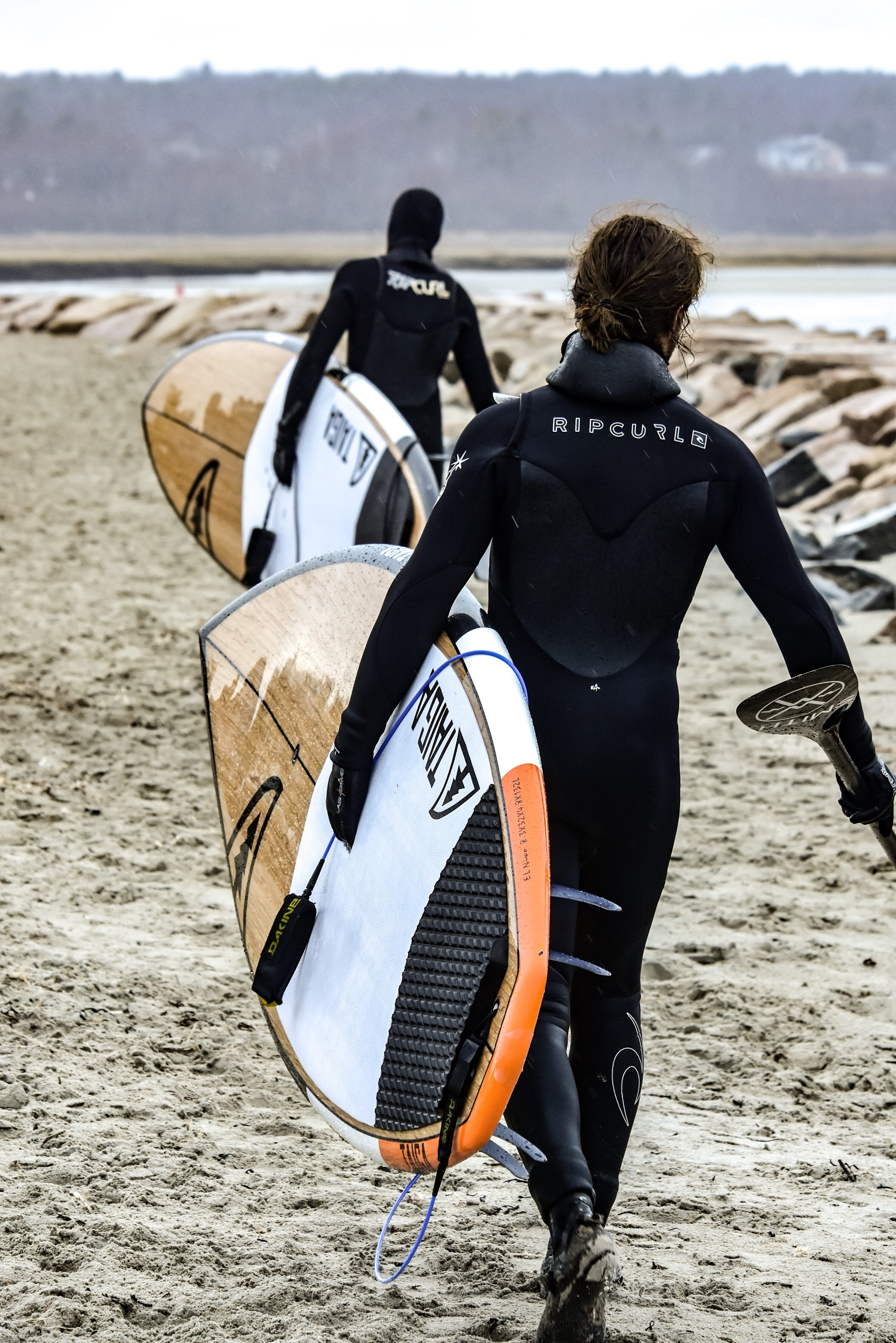 land, carrying, 4K, transportation, nature, body, walking, focus on foreground, surfboards, athlete, persons, paddle, two, person, helmet, real people, Phone HD Wallpaper