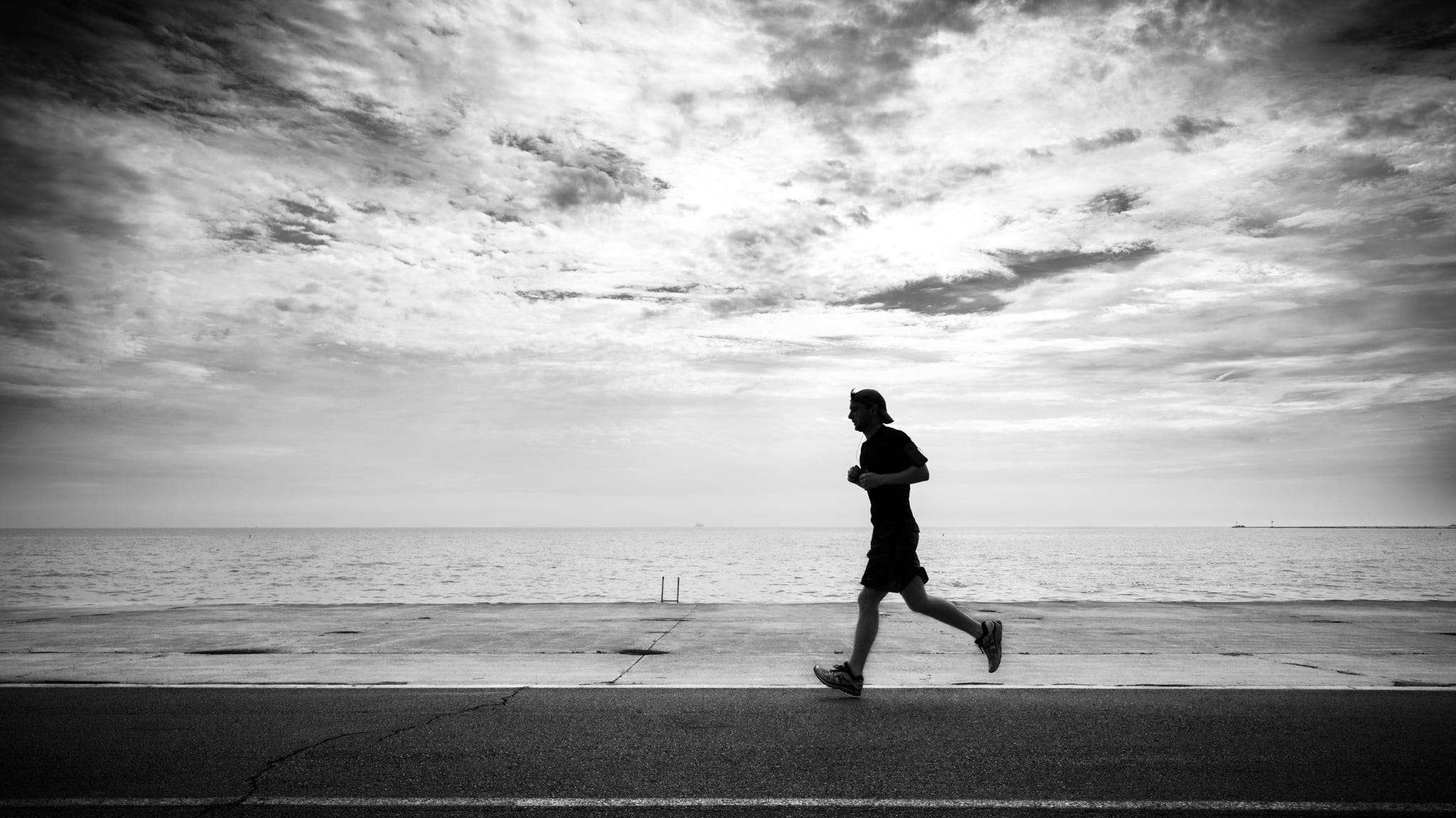 sports Training, running, one Person, Illinois, light, sky, a7, women, sport, urban, people, faceless, outdoors, monochrome, photography, United States, HD Wallpaper