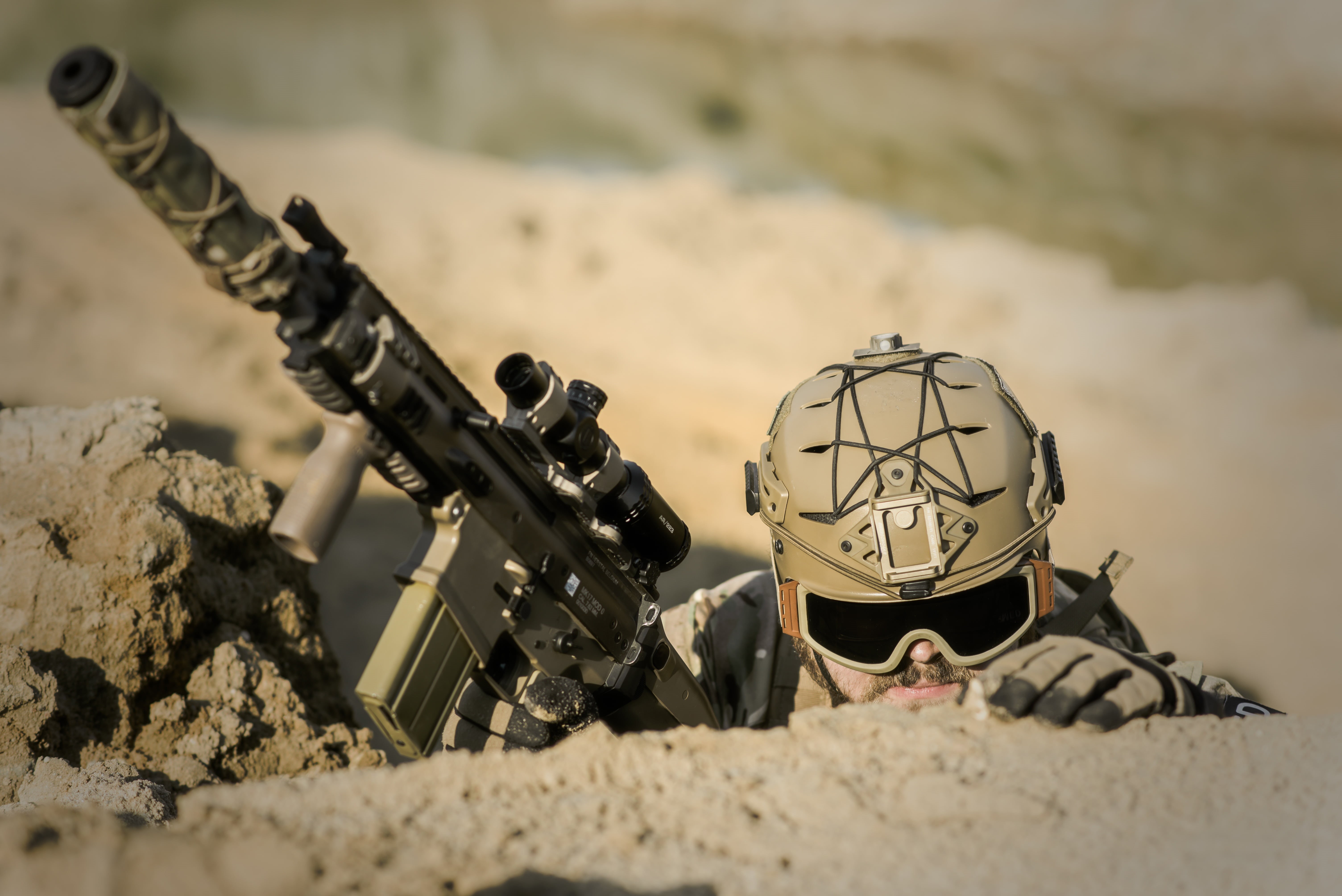 young, machine gun, asg, outdoors, action, dom, soldier, lifestyle, aggression, military, team, conflict, holding, desert, selective focus, armed forces, HD Wallpaper