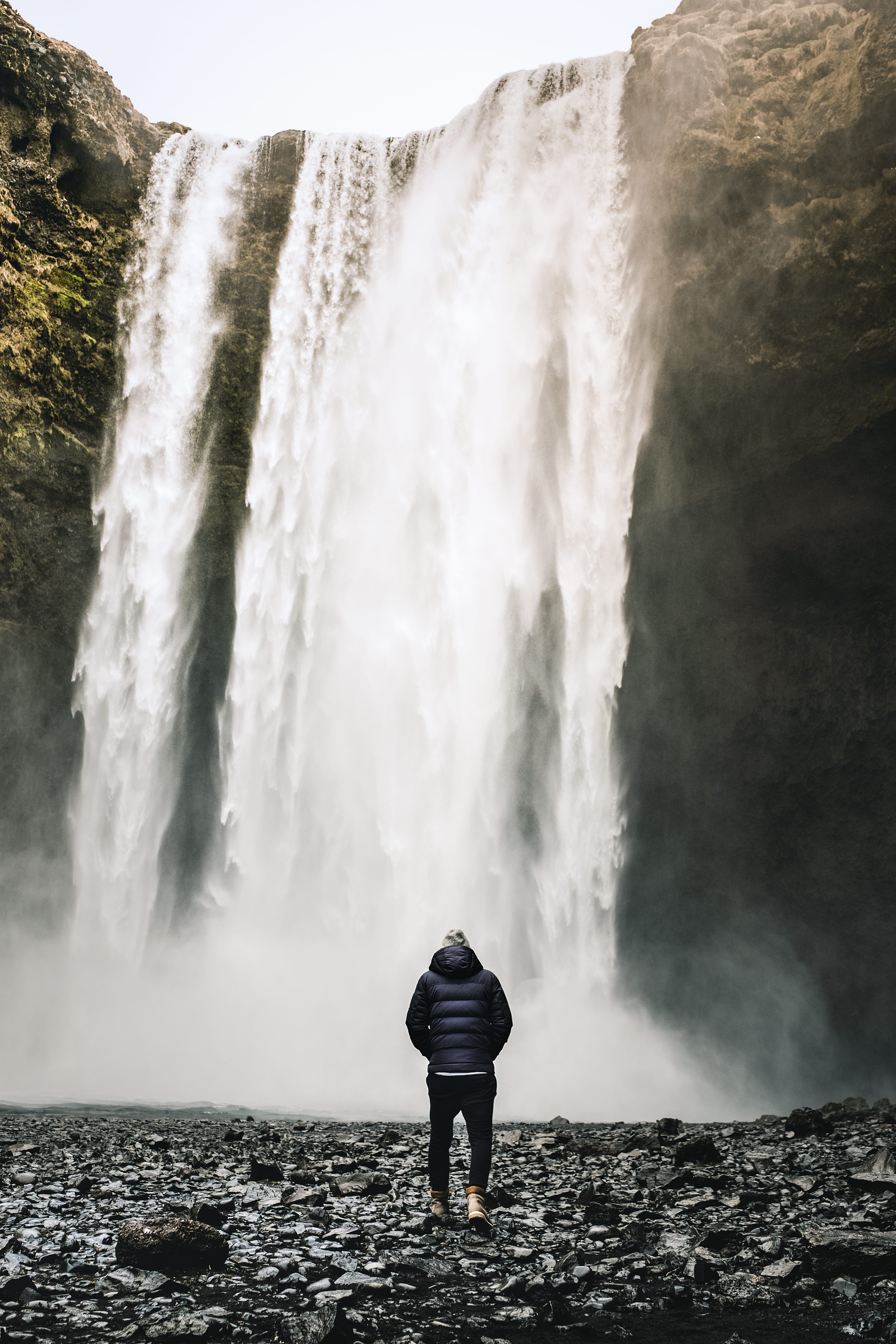 sea, man, real people, near, wanderlust, blurred motion, motion, beauty in nature, skógafoss, waterfall, falling water, skogafoss, water, scenics - nature, Phone HD Wallpaper