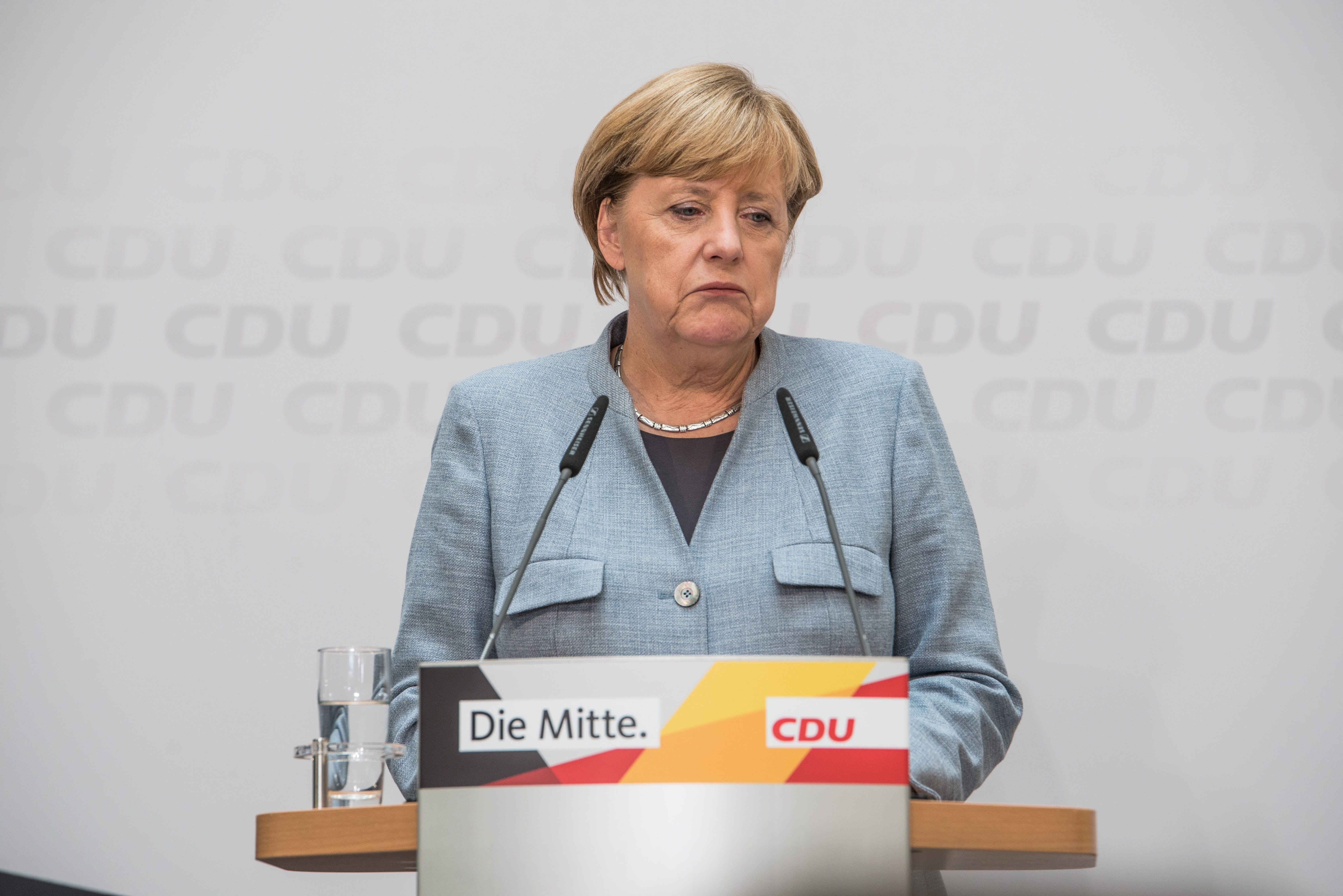 sadness, front view, sad, politician, communication, angela merkel, standing, angela, sign, corrupt, chancellor, europe, politics, real people, merkel, HD Wallpaper
