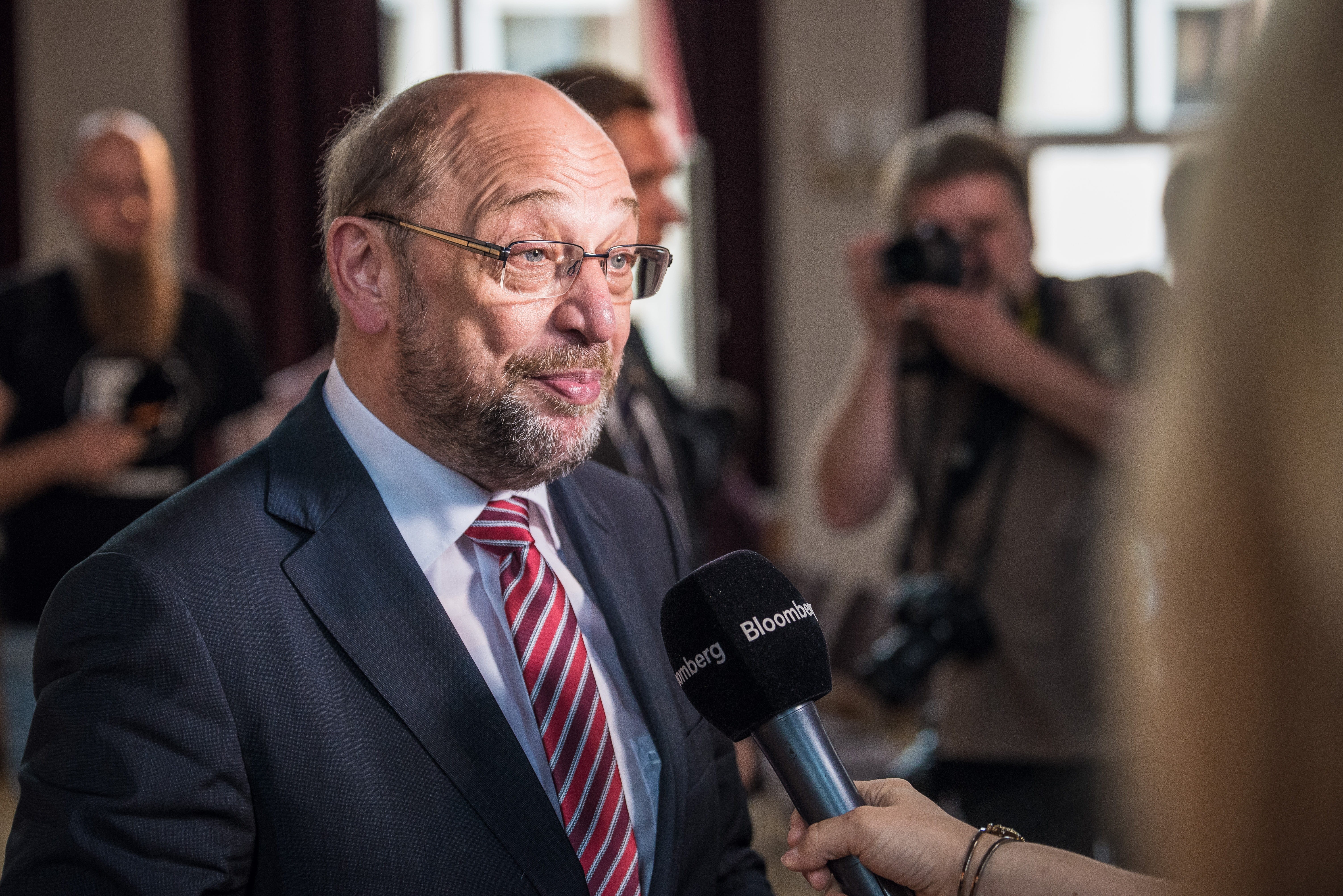 camera - photographic equipment, television, democracy, berlin, fool, business person, holding, schulz, mature men, 5K, the media, elections, suit, 2017, HD Wallpaper
