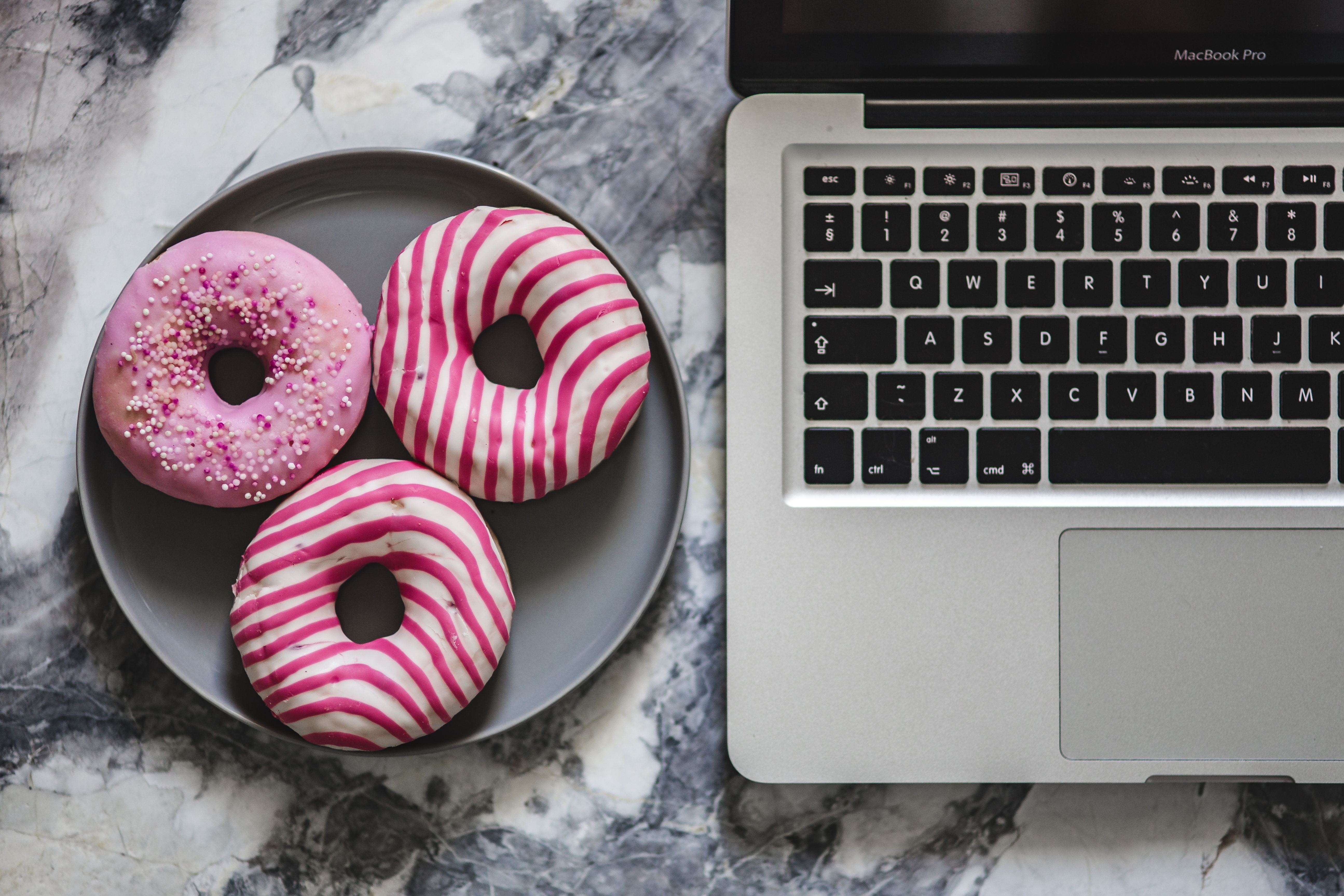 computer keyboard, indoors, no People, doughnut, communication, high angle view, treat, temptation, dessert, keyboard, wireless technology, still life, HD Wallpaper