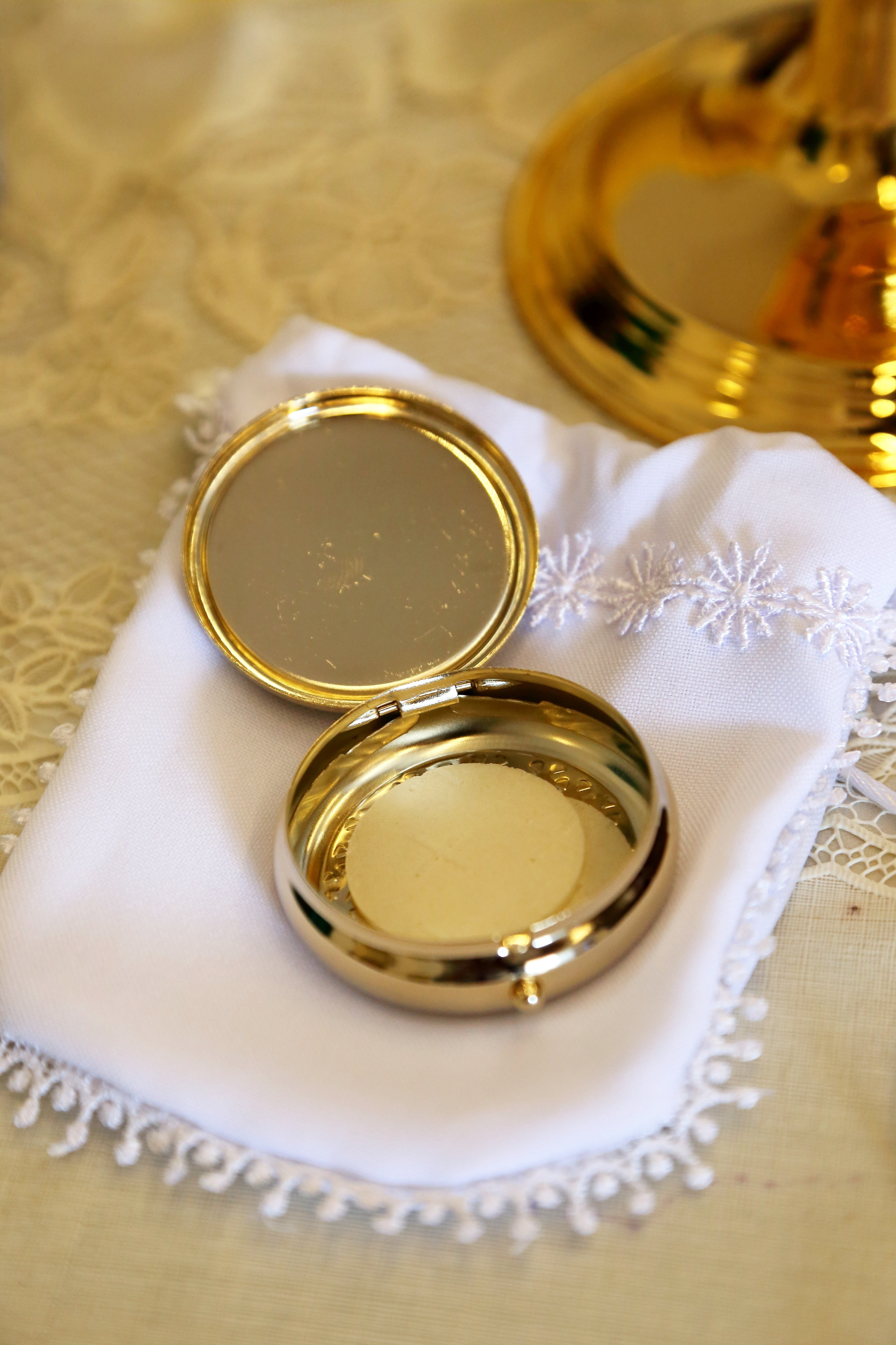 christianity, container, god, married, 5K, religious, cross, focus on foreground, communion, table, remembrance, wedding, mass, holy, bible, still life, Phone HD Wallpaper