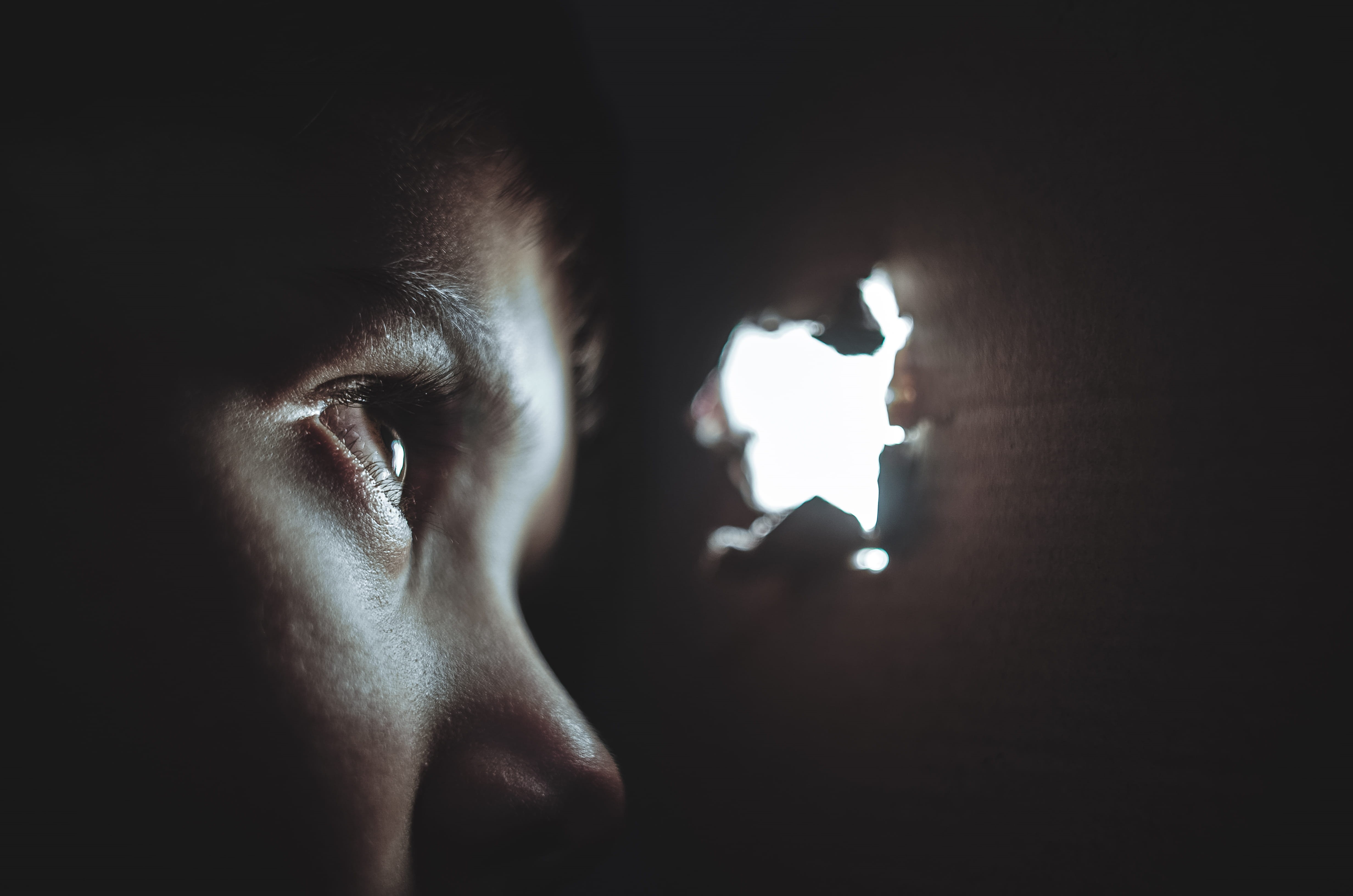 light, peek, hole, emotion, person, portrait, human body part, men, women, eye, shine, white, depression - sadness, spying, look, adult, two people, black, HD Wallpaper