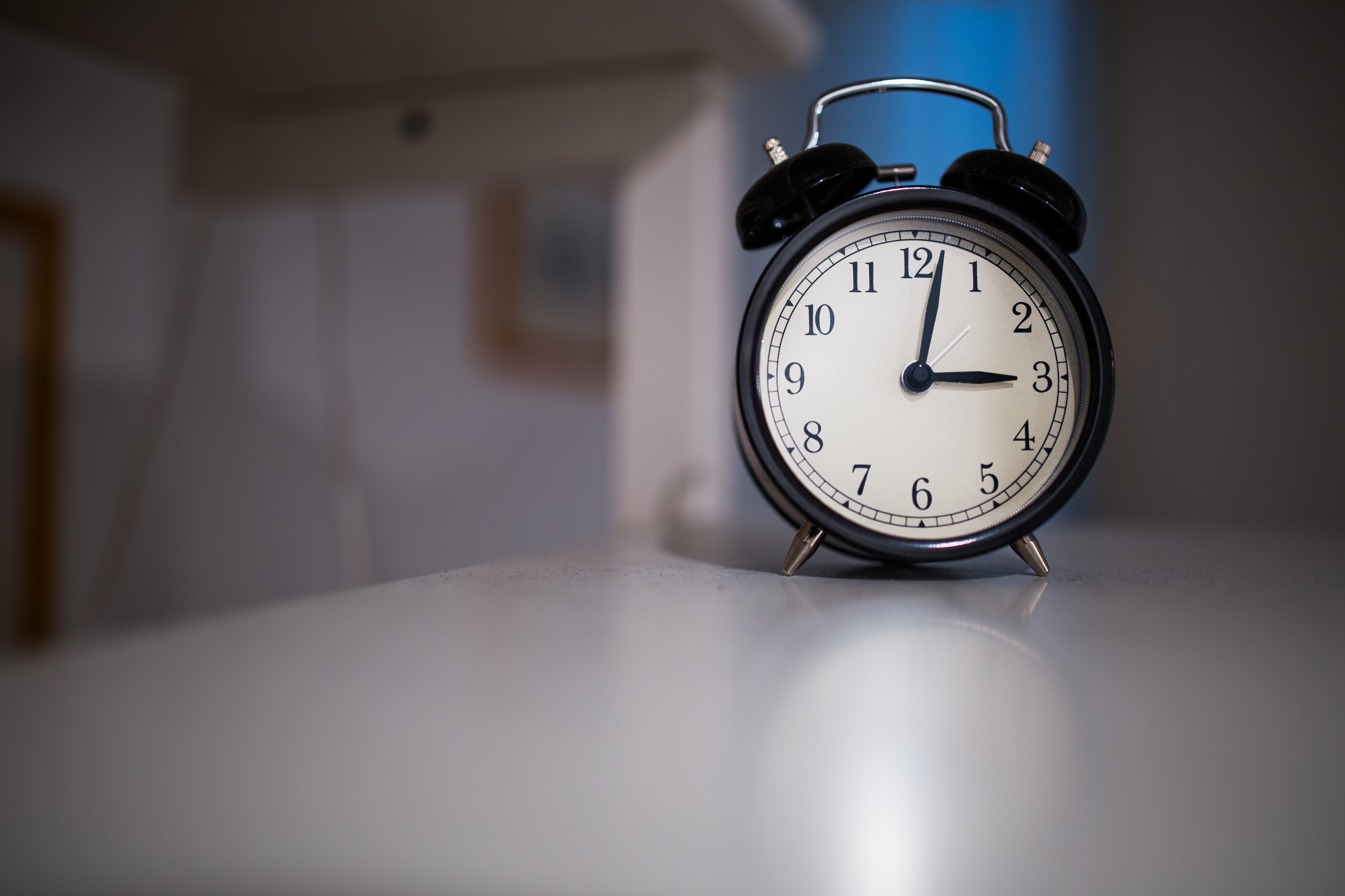 accuracy, table, objects, clock face, still life, black, alarm, time, bell, close-up, no people, deadline, number, minute hand, alarm clock, 5K, white, HD Wallpaper