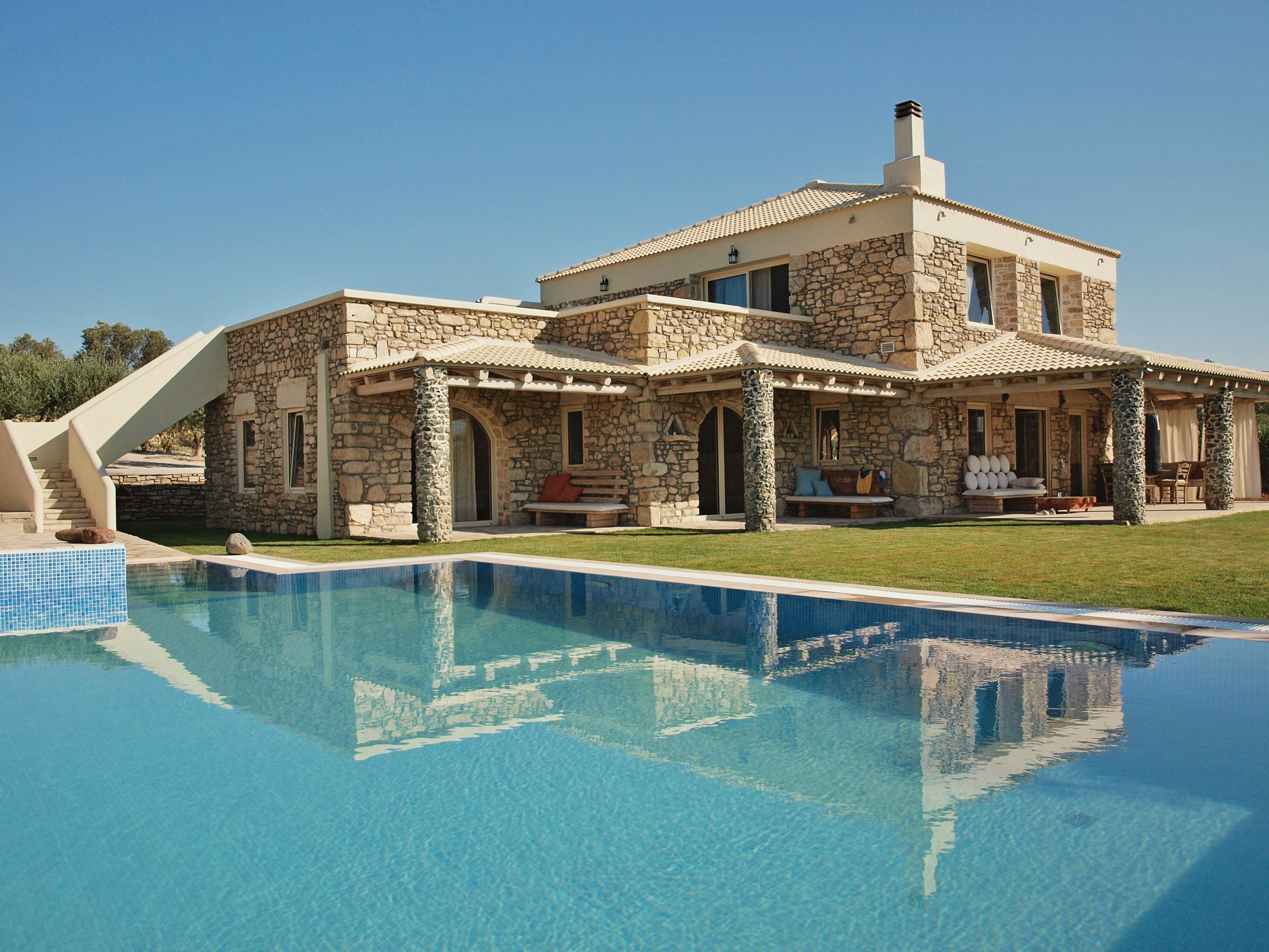 no people, house, architecture, 4K, blue, daytime, home, concrete, wealth, poolside, reflection, brown, luxury, sky, building, swimming pool, mediterranean, HD Wallpaper