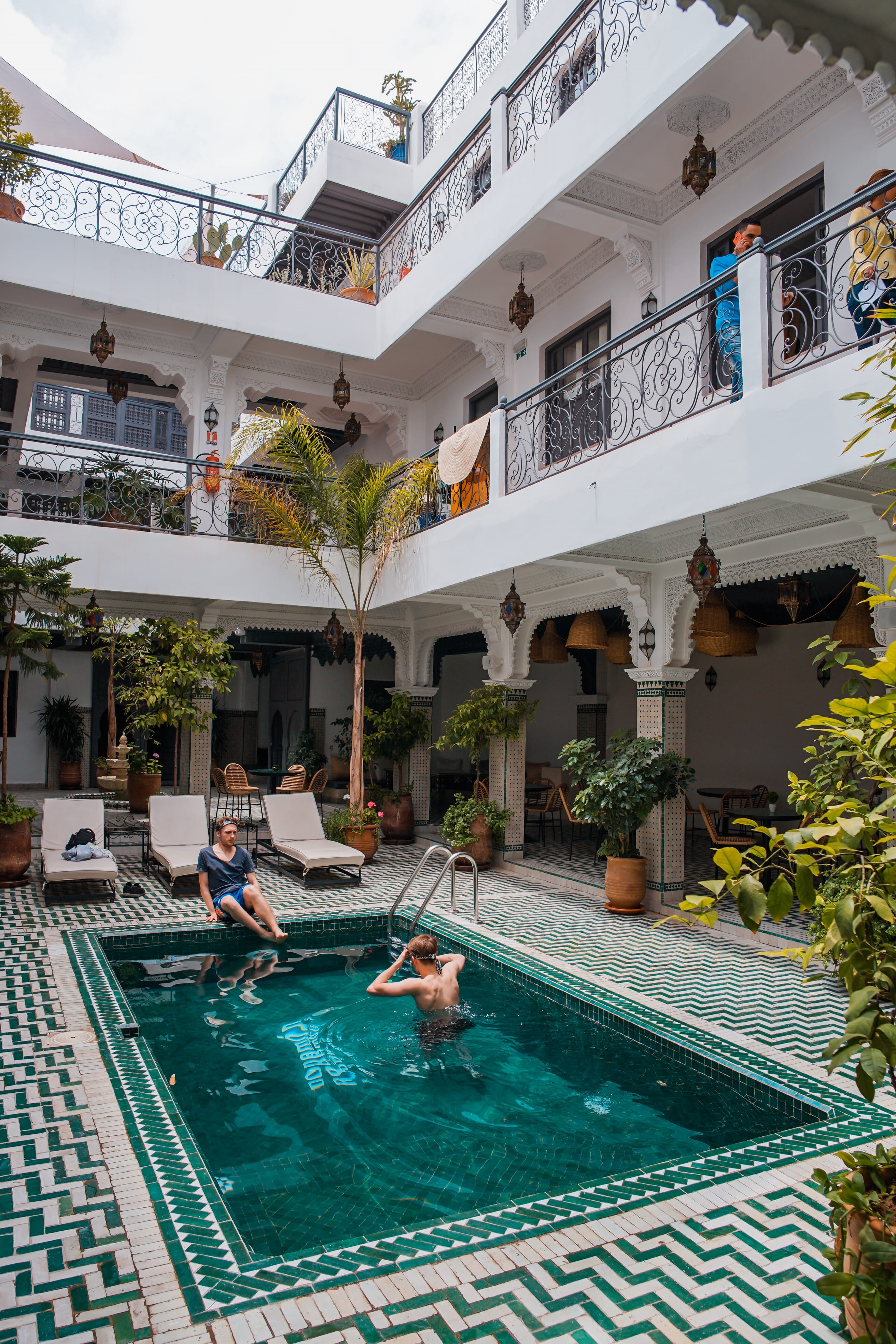 pottery, marrakesh, tree, outdoors, potted plant, loungers, women, group of people, nature, three, real people, building, architecture, water, summer vibe, Phone HD Wallpaper