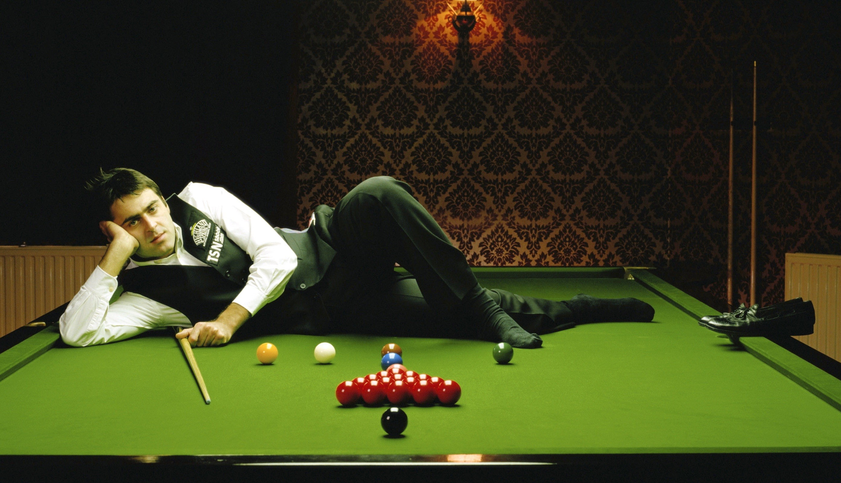 pool table, queue, Snooker, looking at viewer, Ronnie OSullivan, men, suits, 2K, billiard balls, balls, sports, HD Wallpaper
