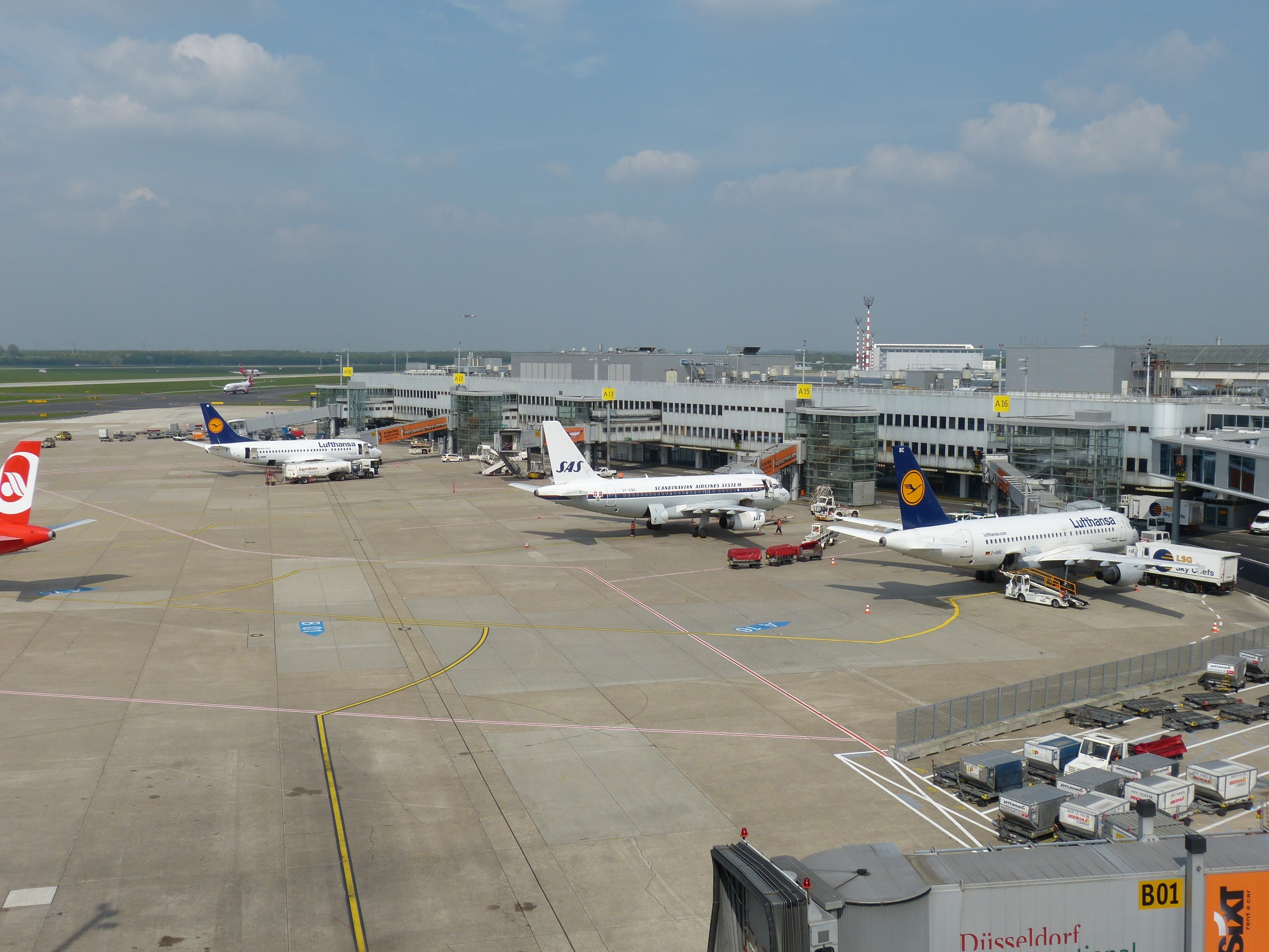 built structure, land vehicle, commercial Airplane, airplane, photo, nature, daytime, traffic, architecture, public transportation, düsseldorf, tarmac, HD Wallpaper