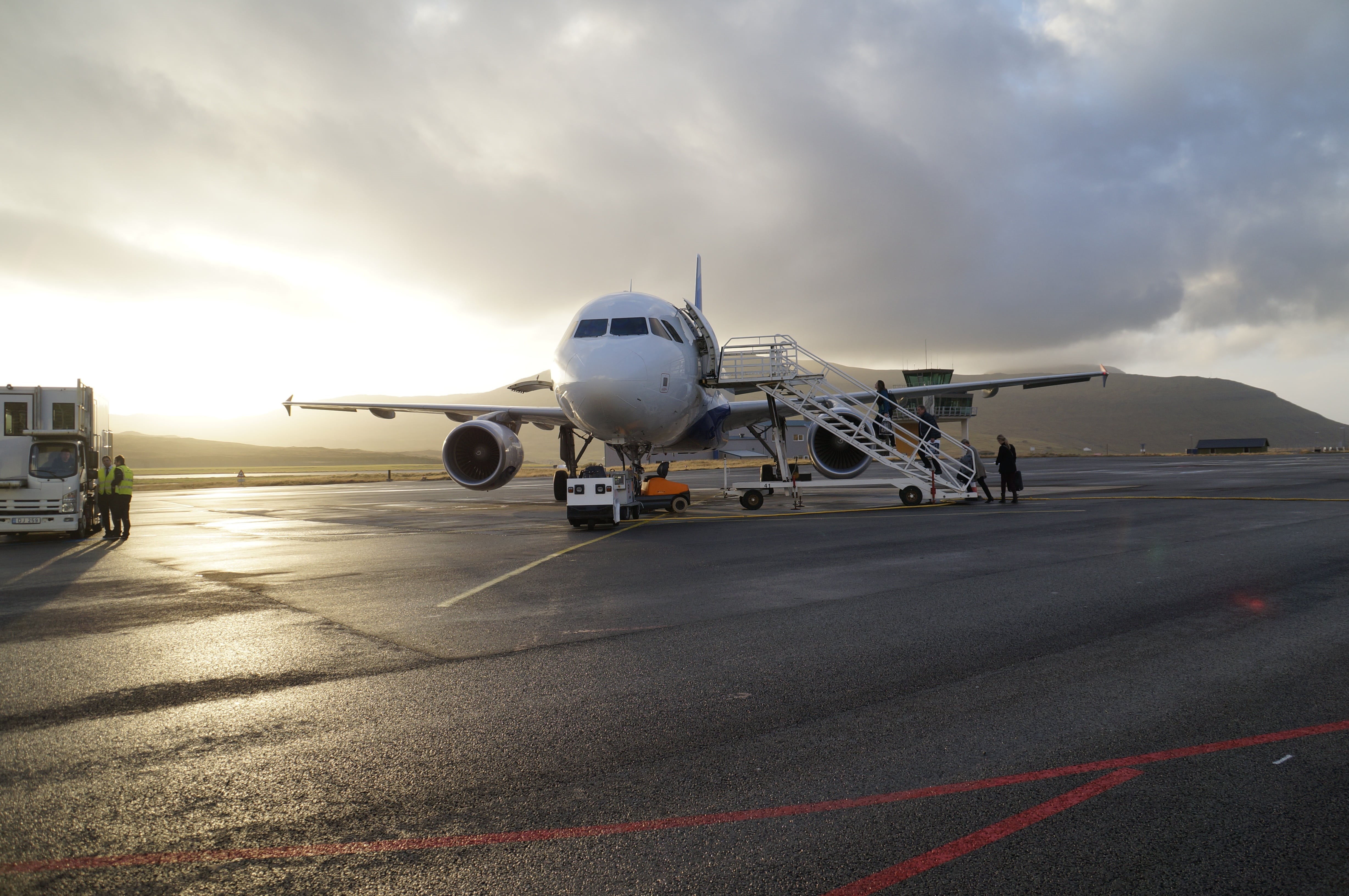 asphalt, park position, commercial Airplane, vagar, sunlight, landing, air Vehicle, airport, transportation, flying, travel, tarmac, aircraft, dusk, road, HD Wallpaper