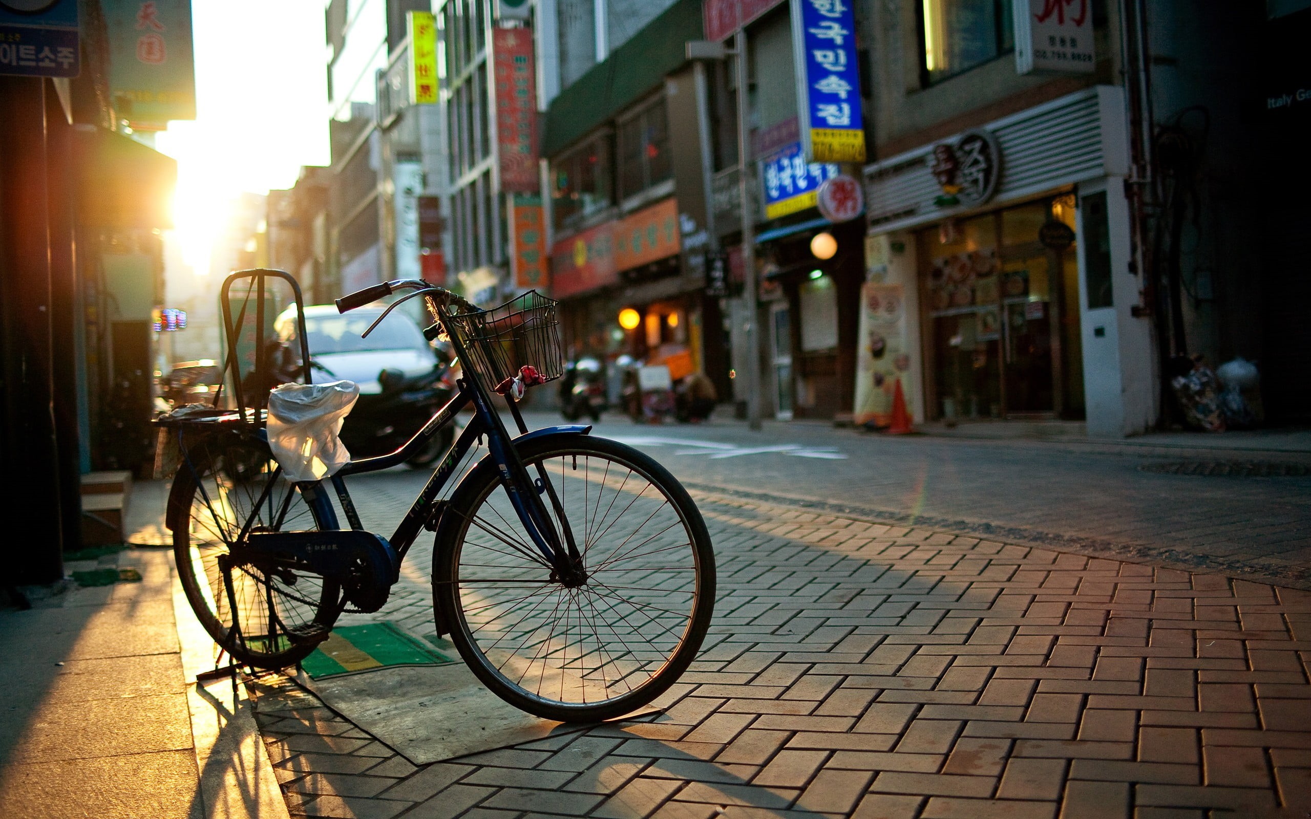 city life, stationary, bike, Asia, built structure, lens flare, architecture, vehicle, outdoors, street, city street, footpath, sidewalk, paving stone, HD Wallpaper