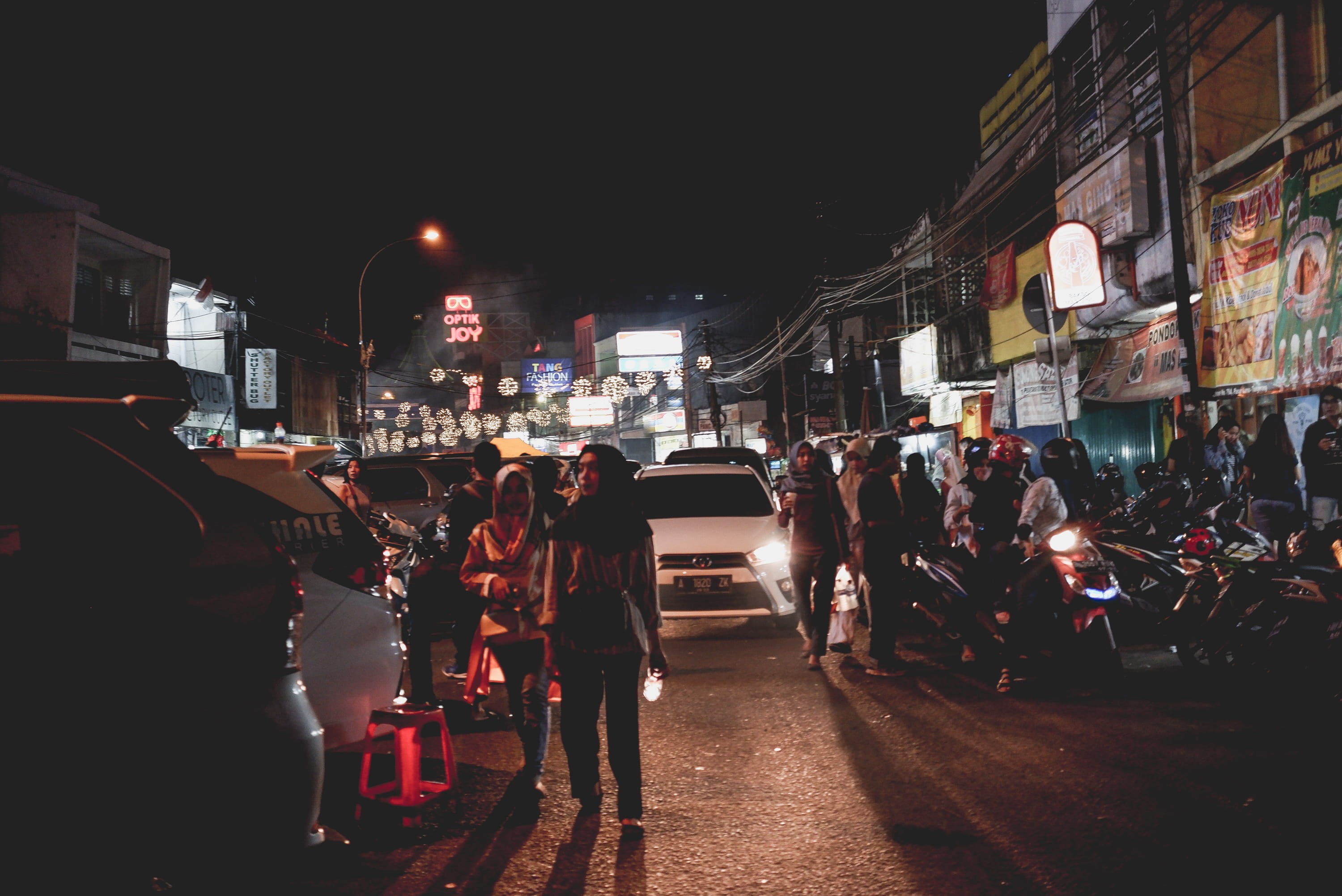 architecture, walking, city life, pasar lama tangerang (tangerang night culinary), mode of transportation, 2K, culinary, large group of people, building exterior, HD Wallpaper