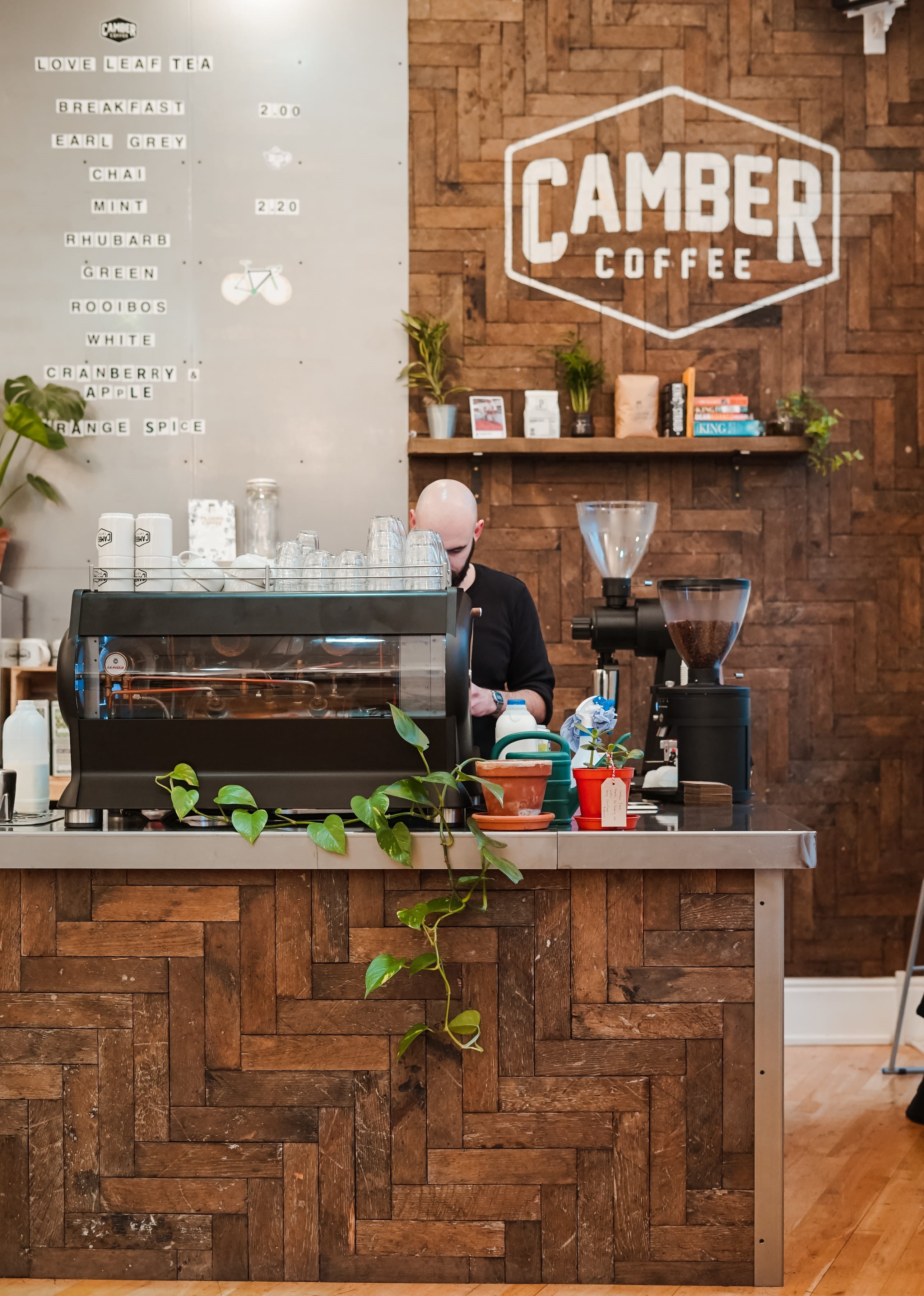cambe, bar, coffee, table, wood - material, counter, man, 2K, no people, nature, food and drink, transparent, business, built structure, day, mode of transportation, Phone HD Wallpaper