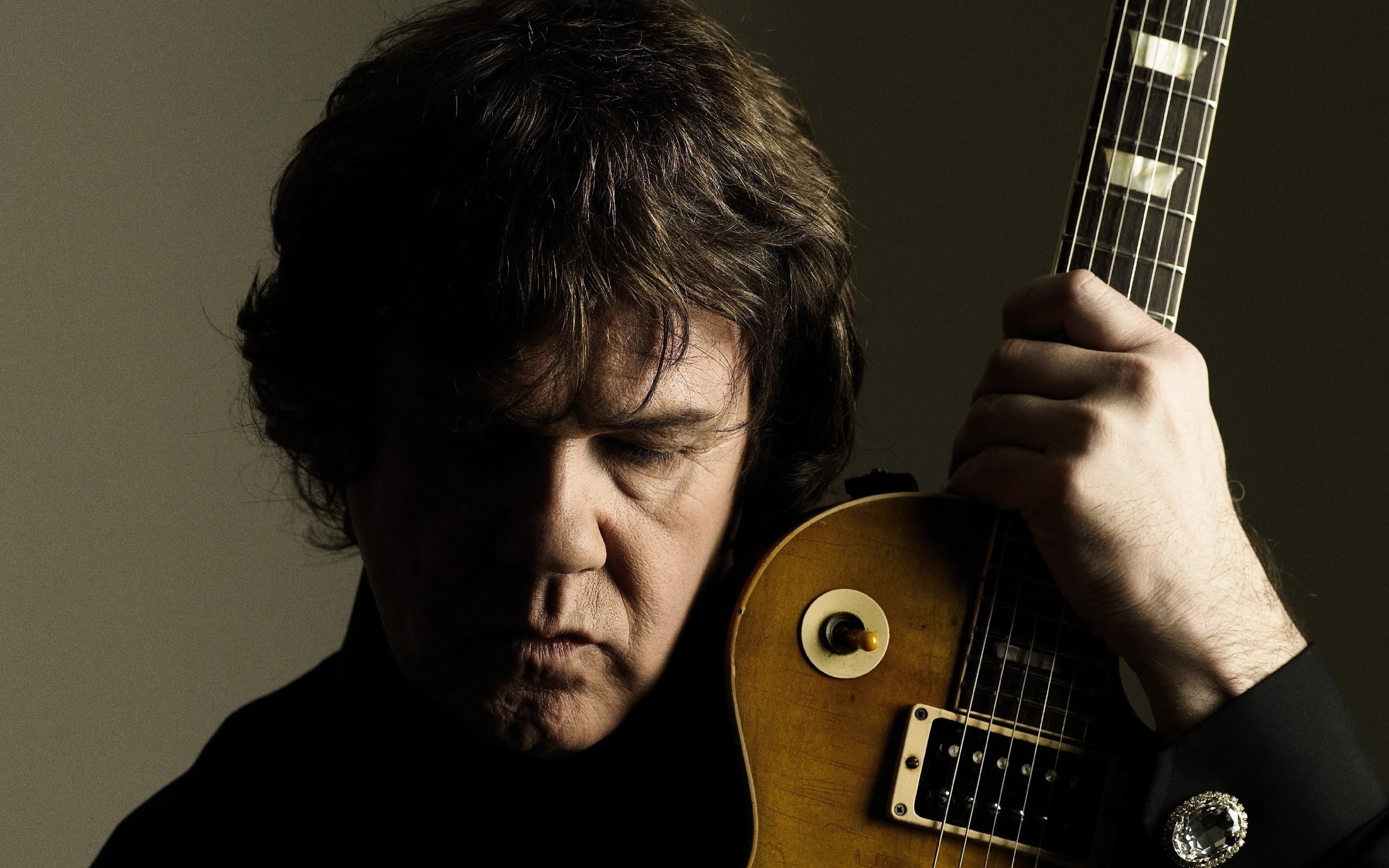 Gary Moore, singer, musician, Ireland, guitarist, simple background, Irish, 2K, HD Wallpaper