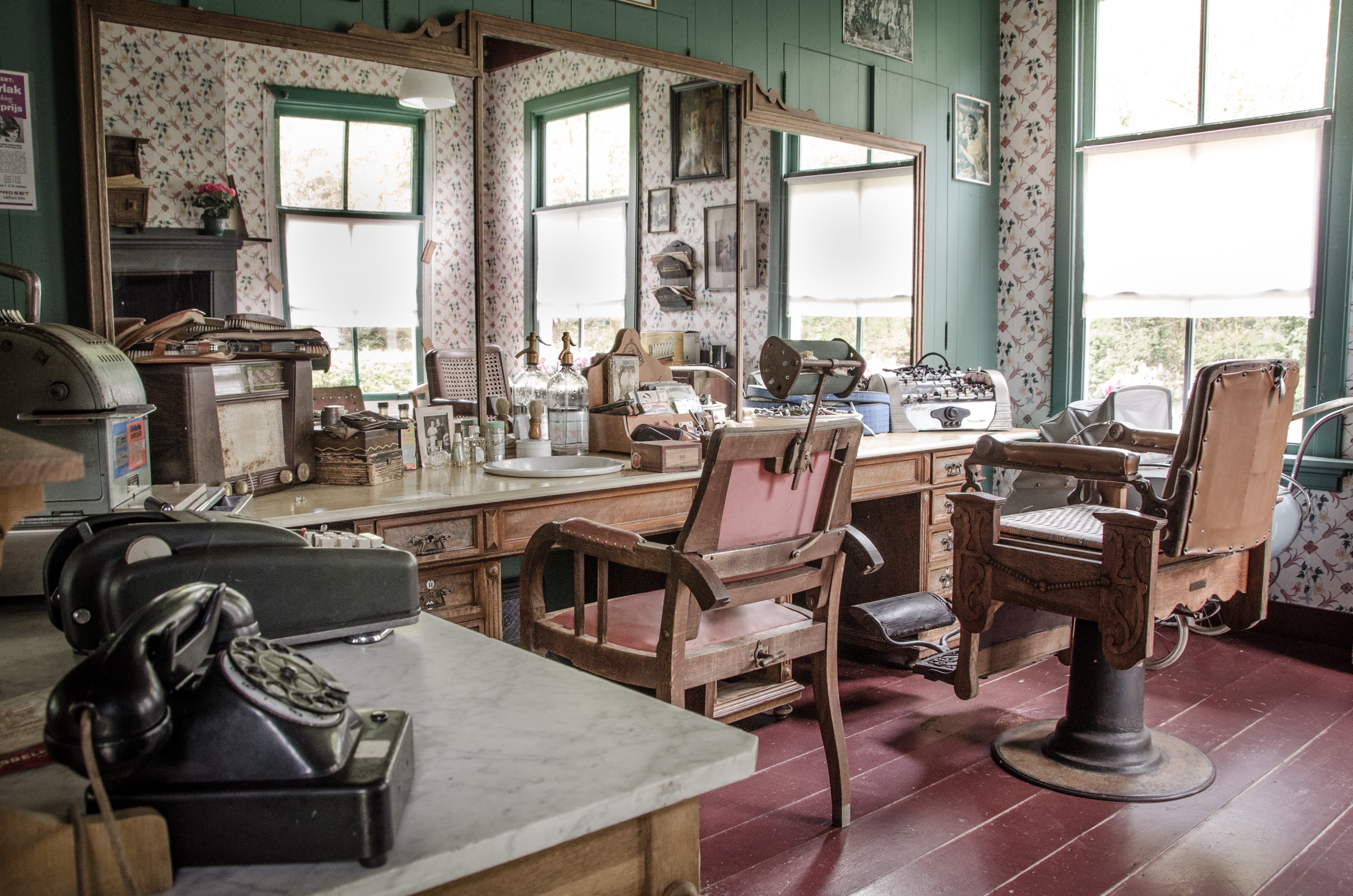 glass - material, shave, flooring, grooming, haircut, indoors, mustache, 4K, furniture, razor, retro, chairs, mirror, male, table, barbershop, seat, domestic room, HD Wallpaper