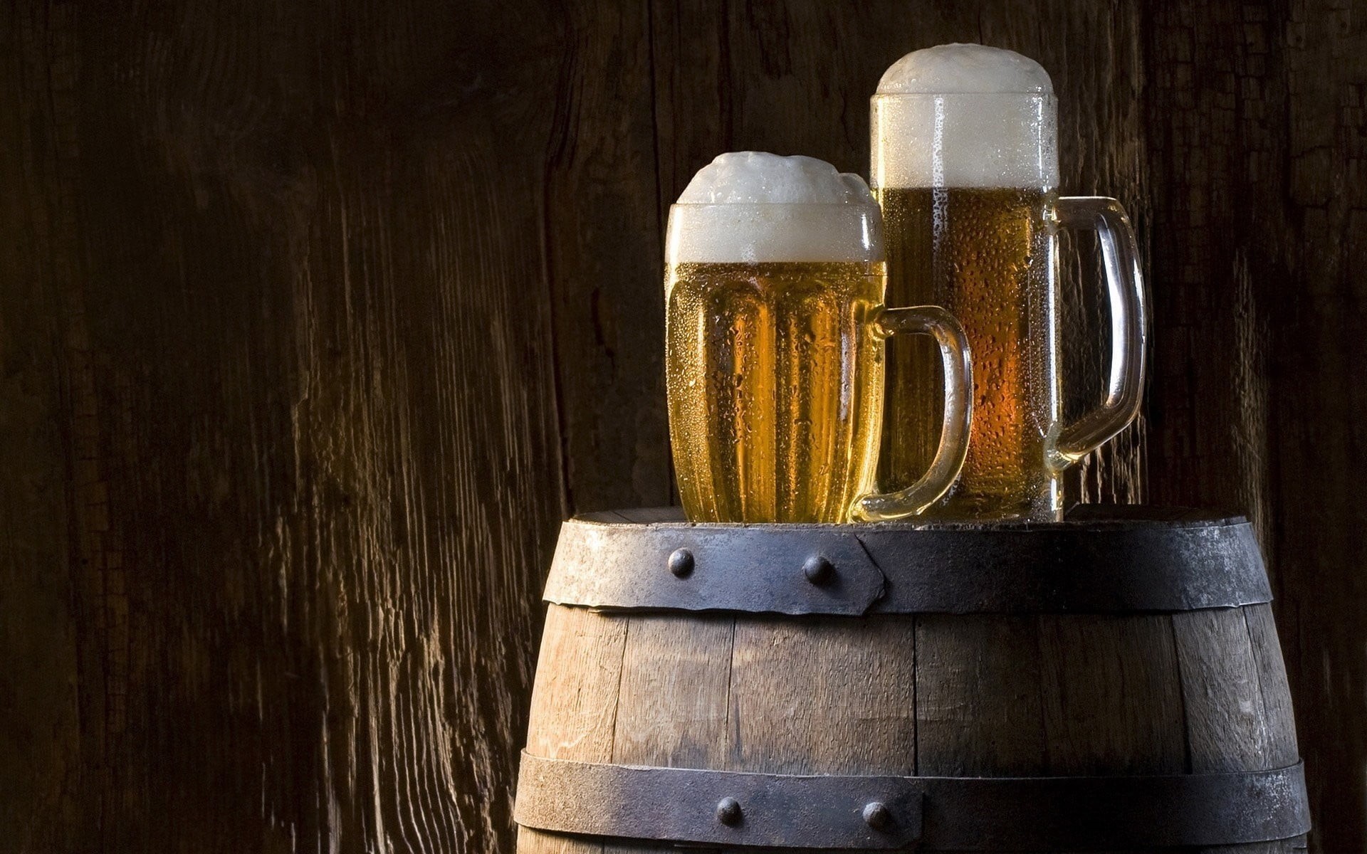 container, indoors, wood - material, frothy drink, wall, still life, metal, drink, drinking glass, food and drink, 1080P, no people, foam, alcohol, glass, HD Wallpaper