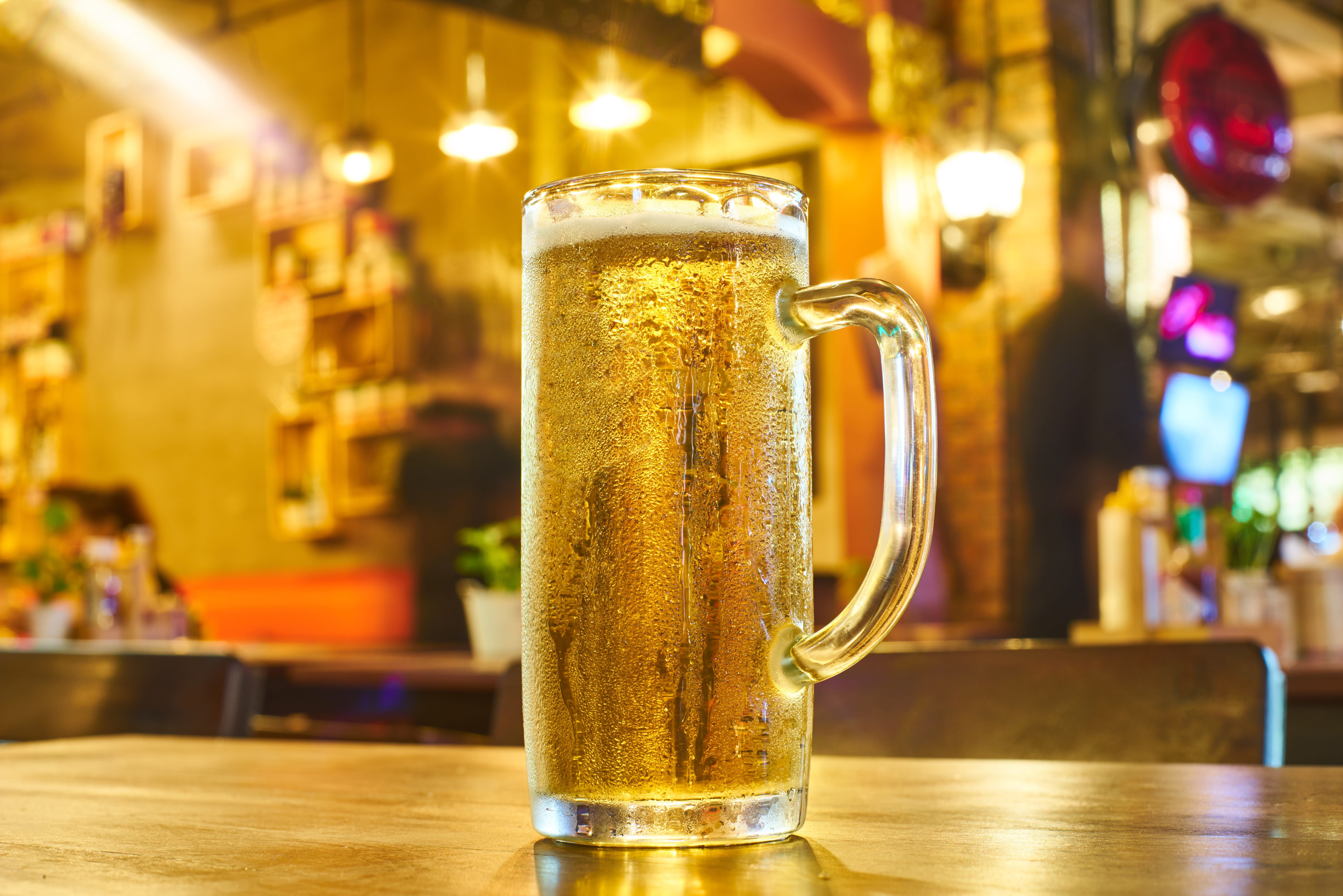table, restaurant, mug, pint glass, wet, depth of field, St. Patricks day, refreshment, pub, alcohol, still life, glass, full, freshness, bar, no people, HD Wallpaper