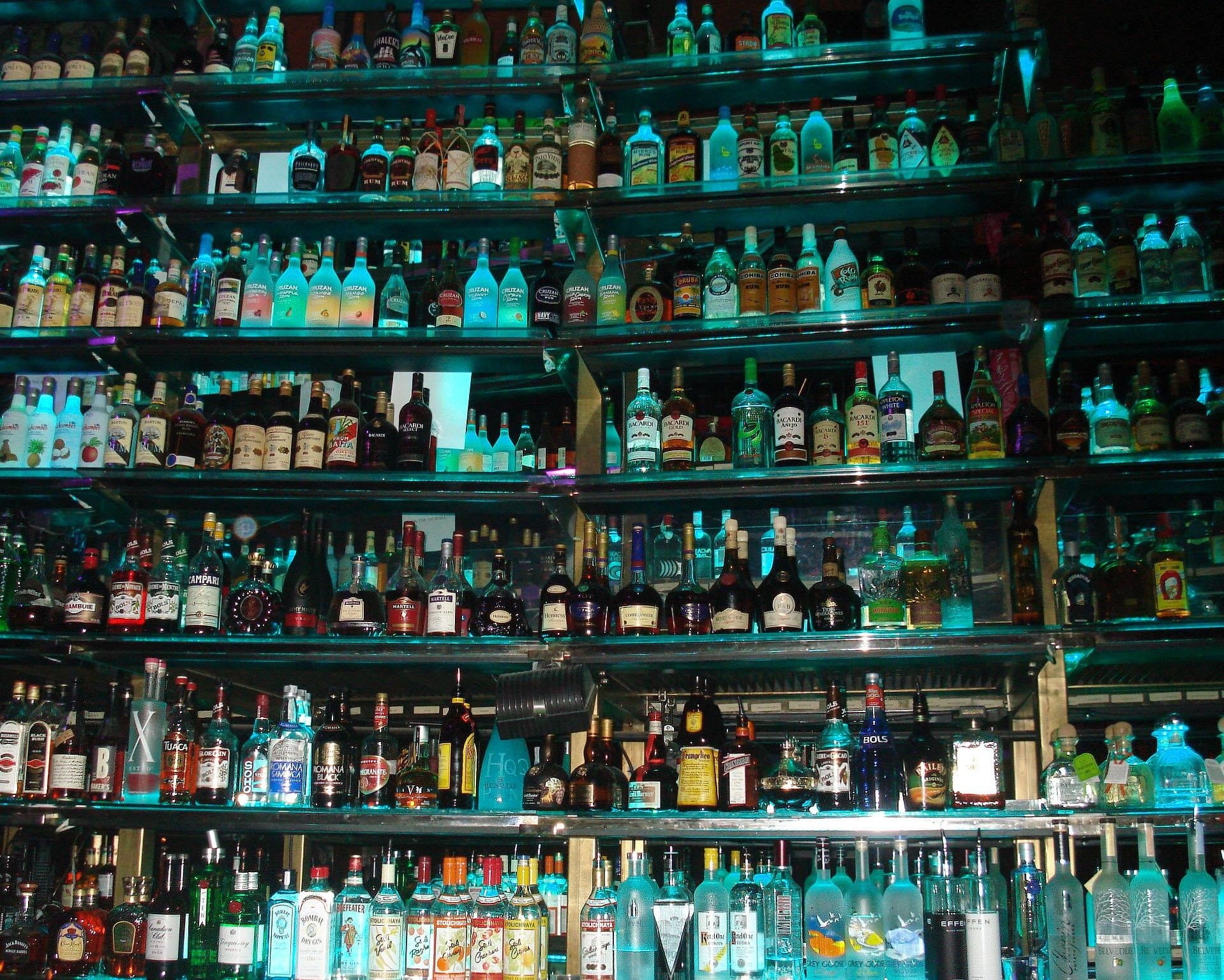 order, assorted, shelf, beer, in a row, 720P, no people, arrangement, large group of objects, choice, liquor, indoors, abundance, side by side, full frame, HD Wallpaper