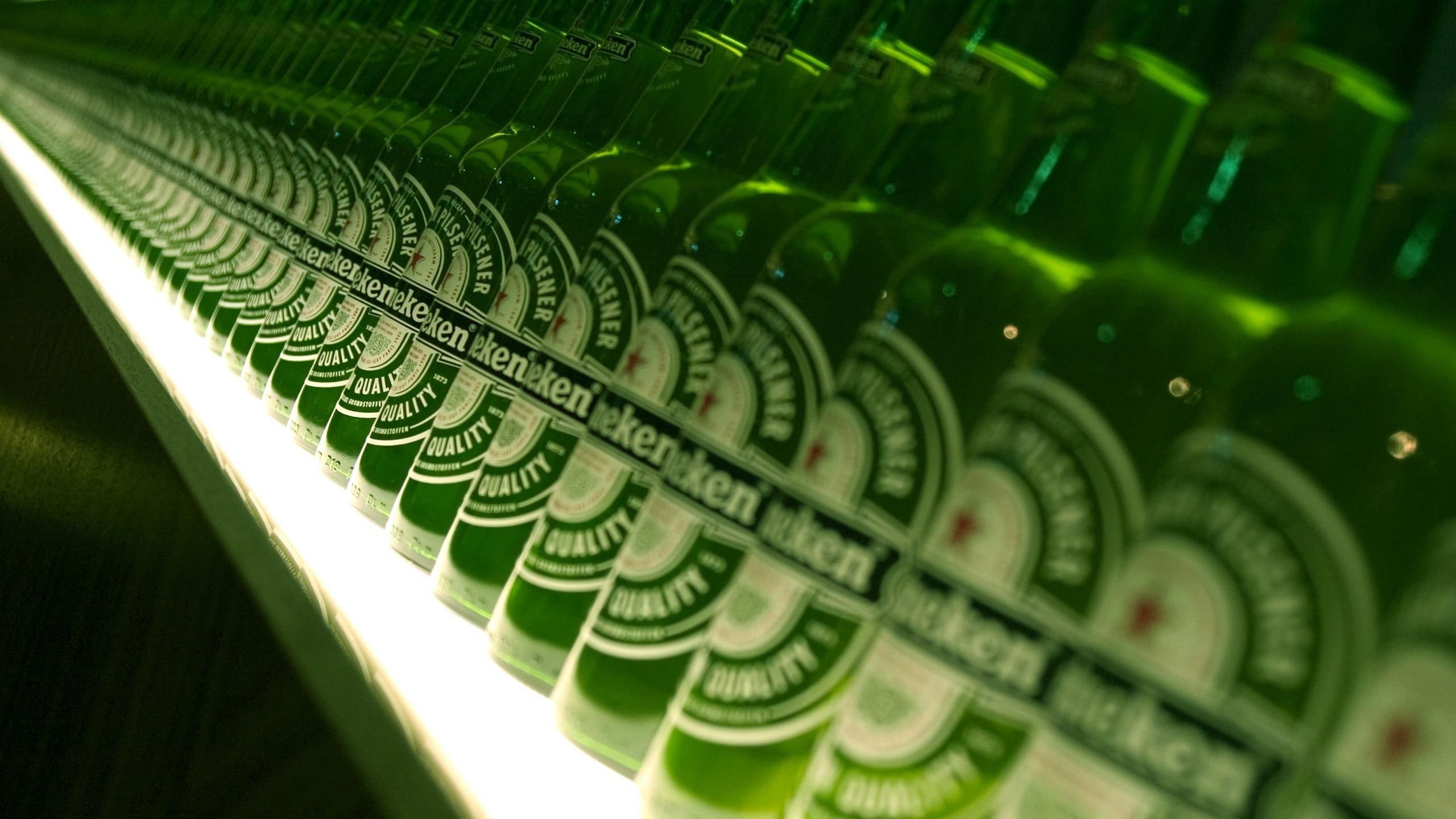 Heineken, indoors, order, communication, lot, finance, photography, green, currency, bottle, no people, economy, close-up, alcohol, business, paper currency, HD Wallpaper