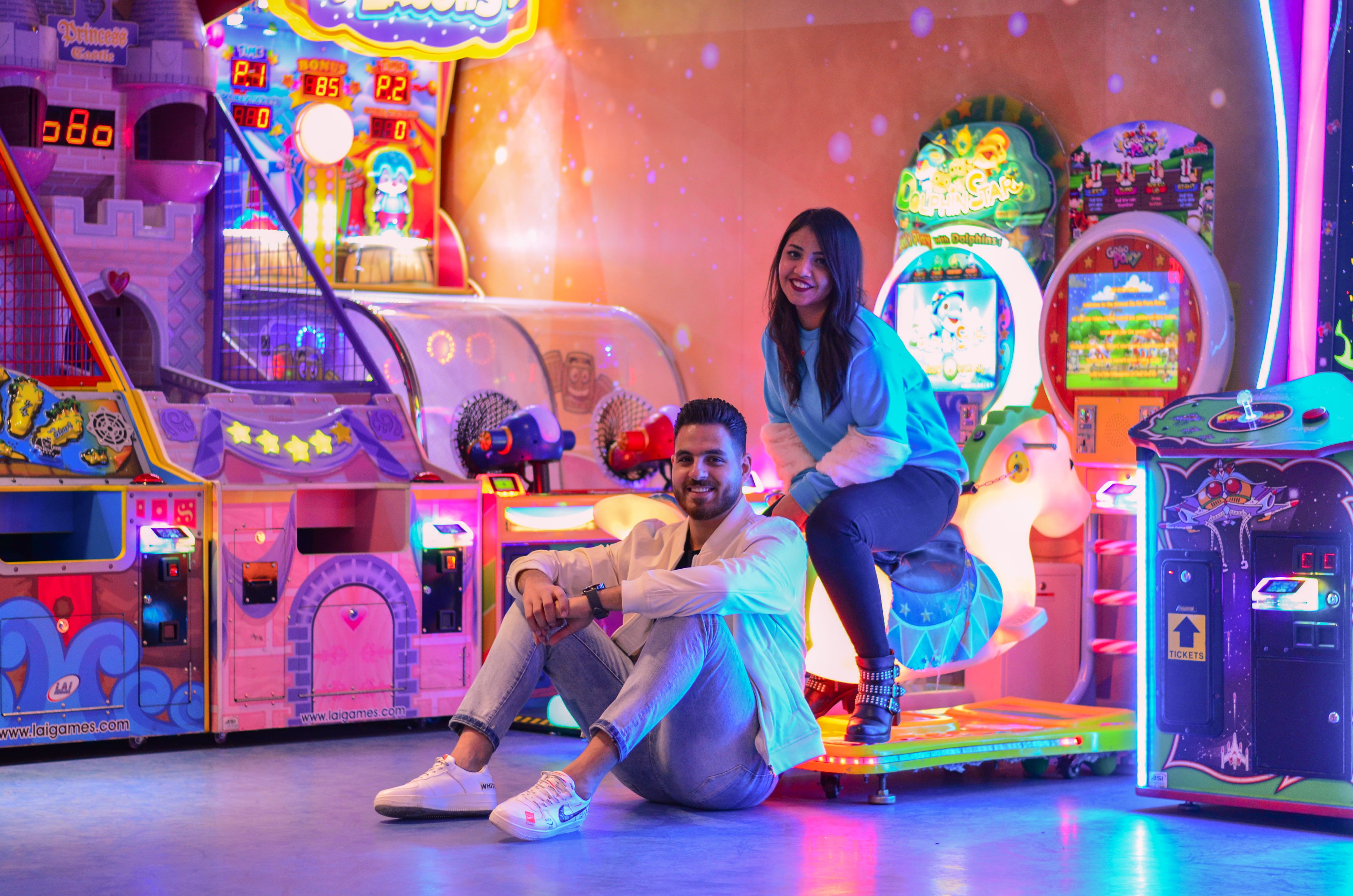 women, amusement park, slot, stage, sitting, kindergarten, front, woman, indoors, young men, inside, full length, 4K, fun, nightlife, arts culture and entertainment, HD Wallpaper