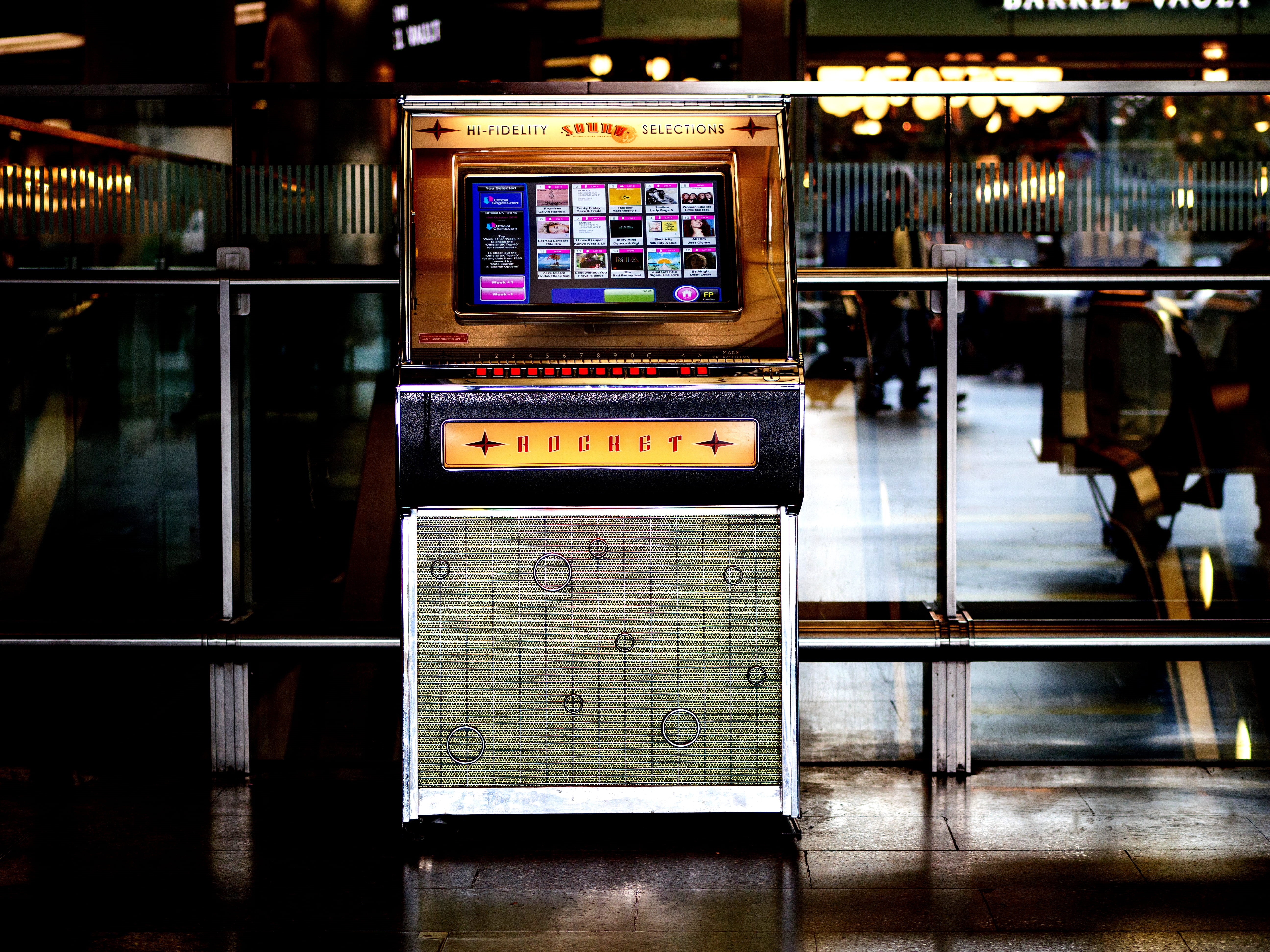 slot, london, text, 5K, urban, console, town, city, western script, kiosk, glass - material, communication, downtown, food and drink, vending machine, HD Wallpaper