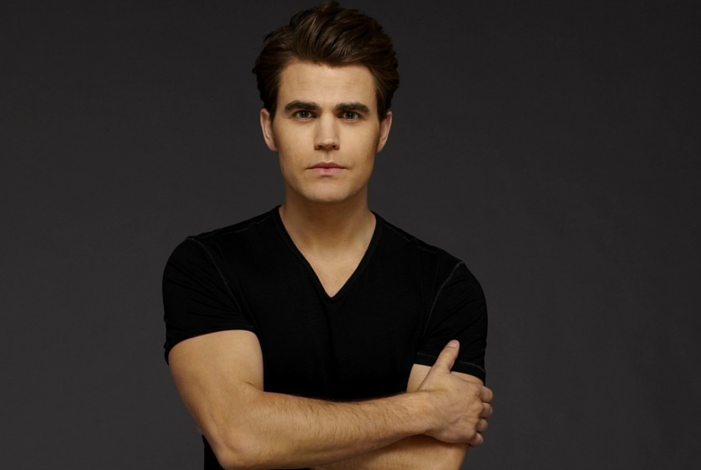 shrt, 1080P, actor, indoors, beautiful people, one person, looking at camera, standing, The Vampire Diaries, casual clothing, arms crossed, background, HD Wallpaper