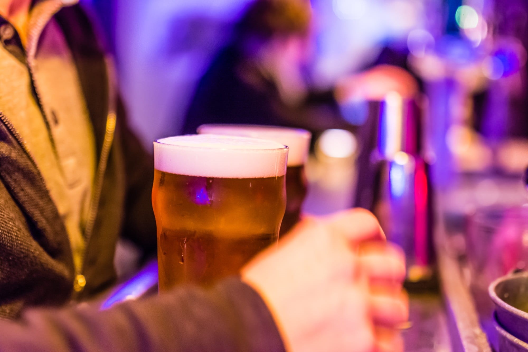 friends, cup, nightlife, household equipment, evening, table, focus on foreground, celebration, glasses, beer, glass, café, human hand, food and drink, HD Wallpaper