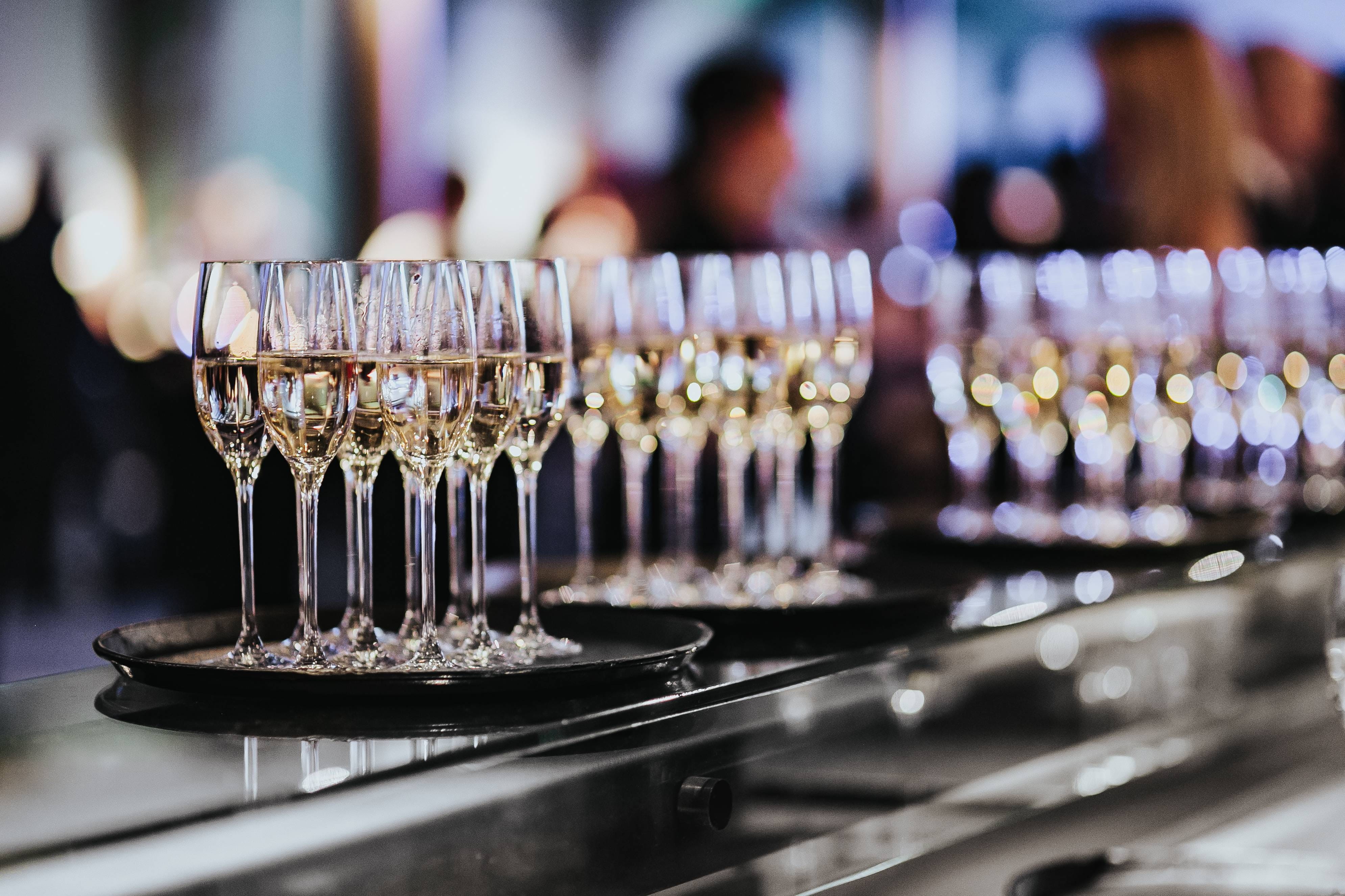 alcohol, event, household equipment, focus on foreground, inside, glass, 4K, celebration, business, luxury, no people, large group of objects, pub, still life, HD Wallpaper