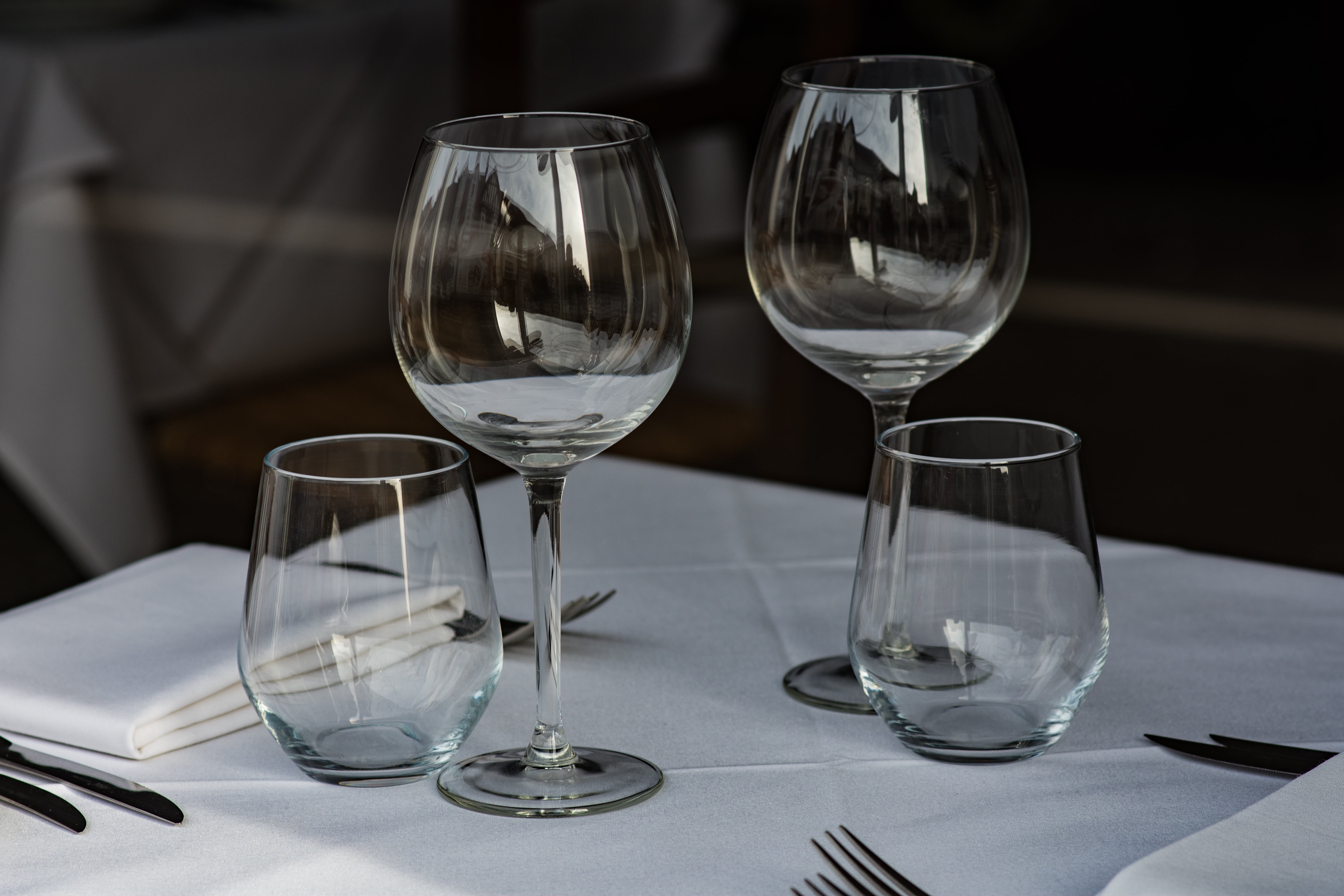 night, food and drink, fine dining, table, table knife, still life, formal, drink, alcohol, wine, dinner, glass, business, transparent, refreshment, no people, HD Wallpaper