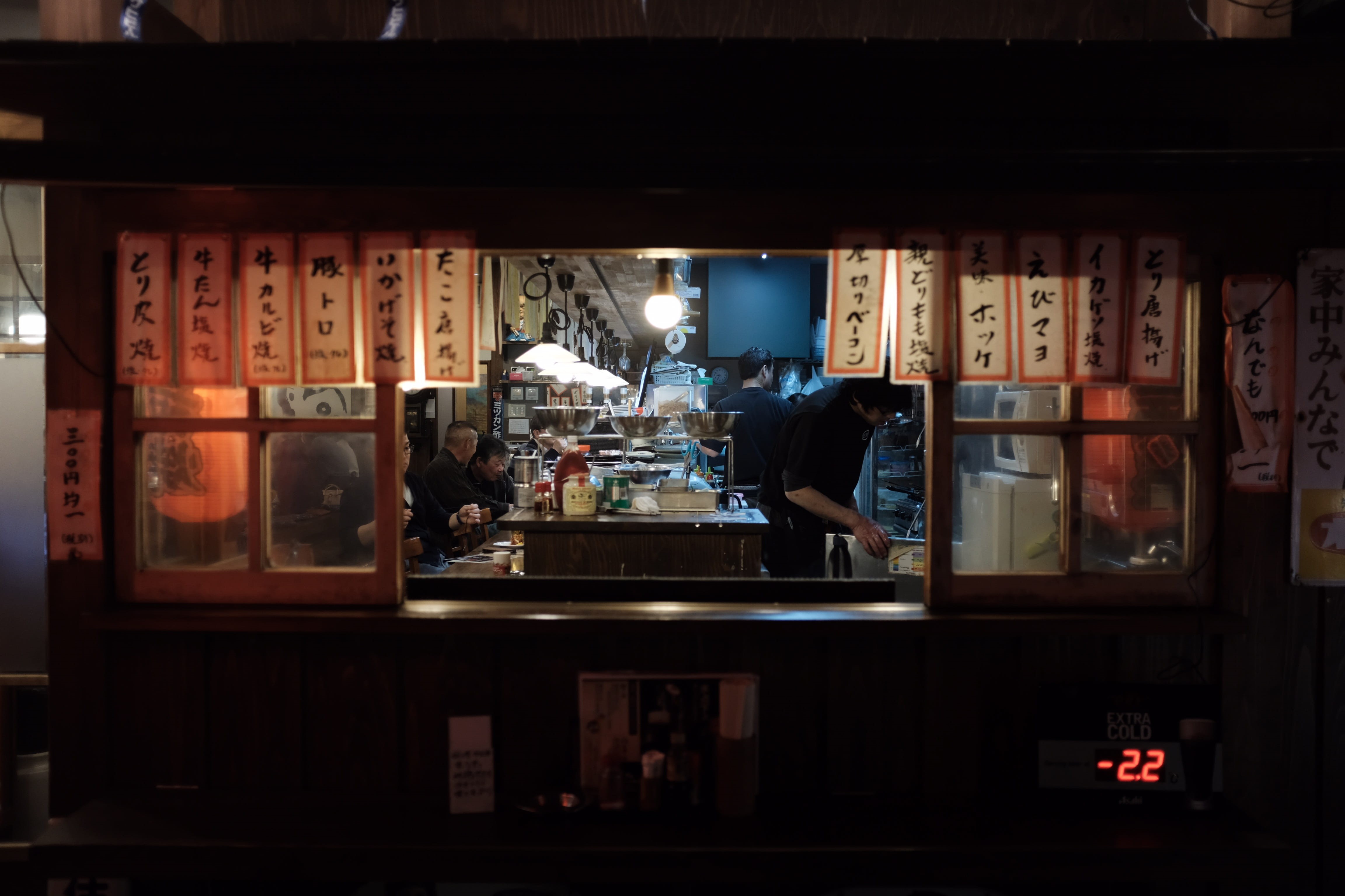 display, glass - material, warm, matsuyama, group of people, transparent, collection, human, pub, monitor, illuminated, men, cafeteria, cafe, food and drink, HD Wallpaper