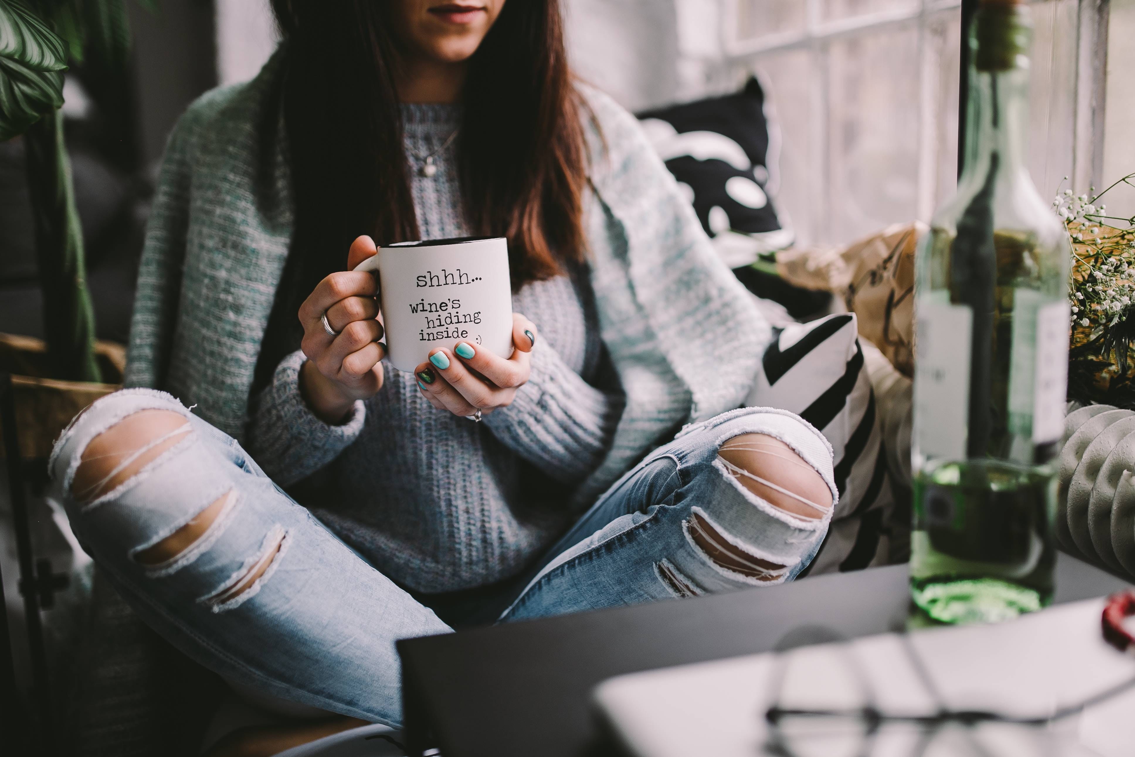 one Person, adults only, female, young women, young, coffee - Drink, relaxing, hairstyle, one Woman Only, skinny, females, midsection, lifestyles, newspaper, HD Wallpaper