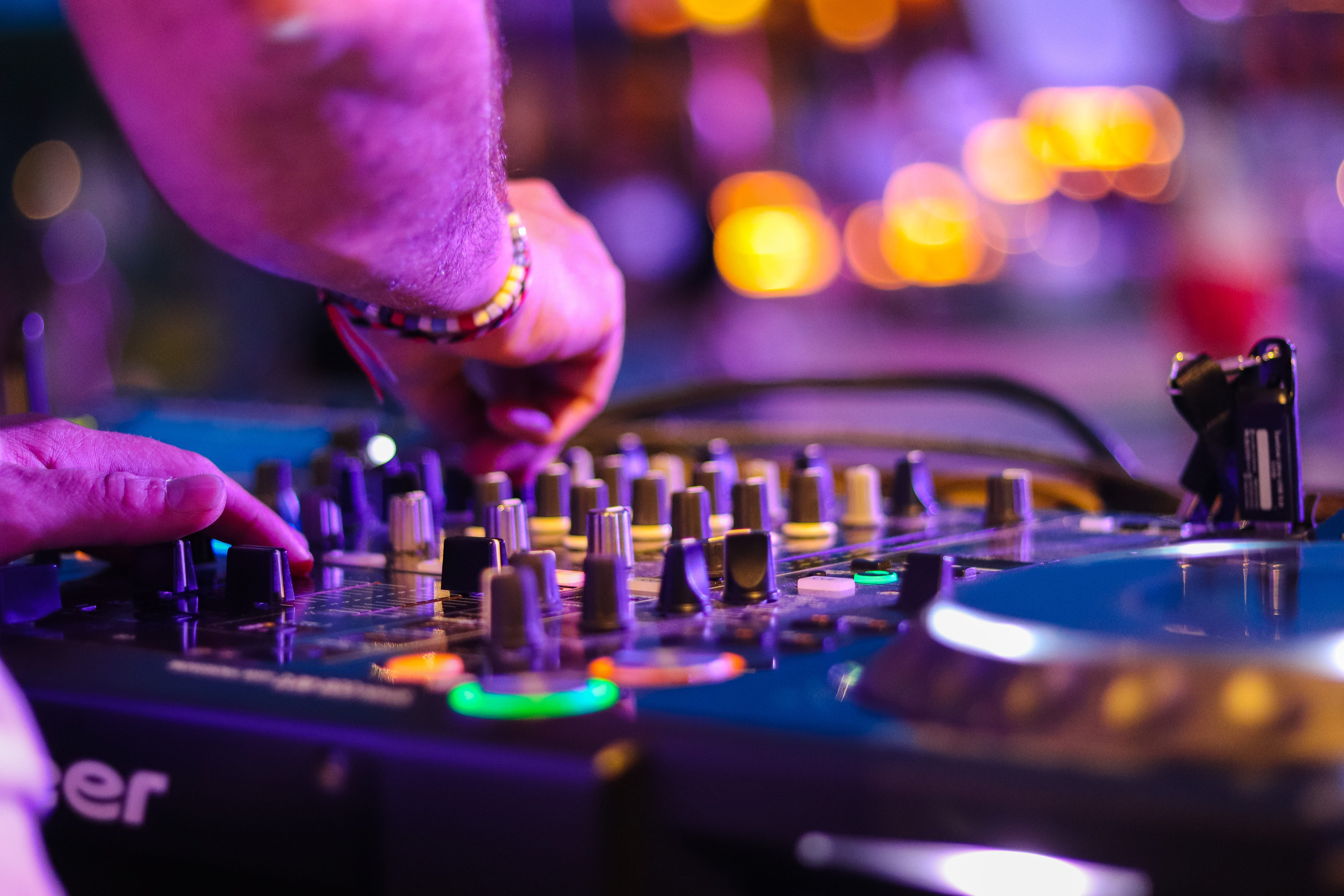 beverage, occupation, mix, sound mixer, close-up, arts culture and entertainment, sound, body part, club, alcohol, party, pub, loud, ulu cliffhouse, finger, HD Wallpaper