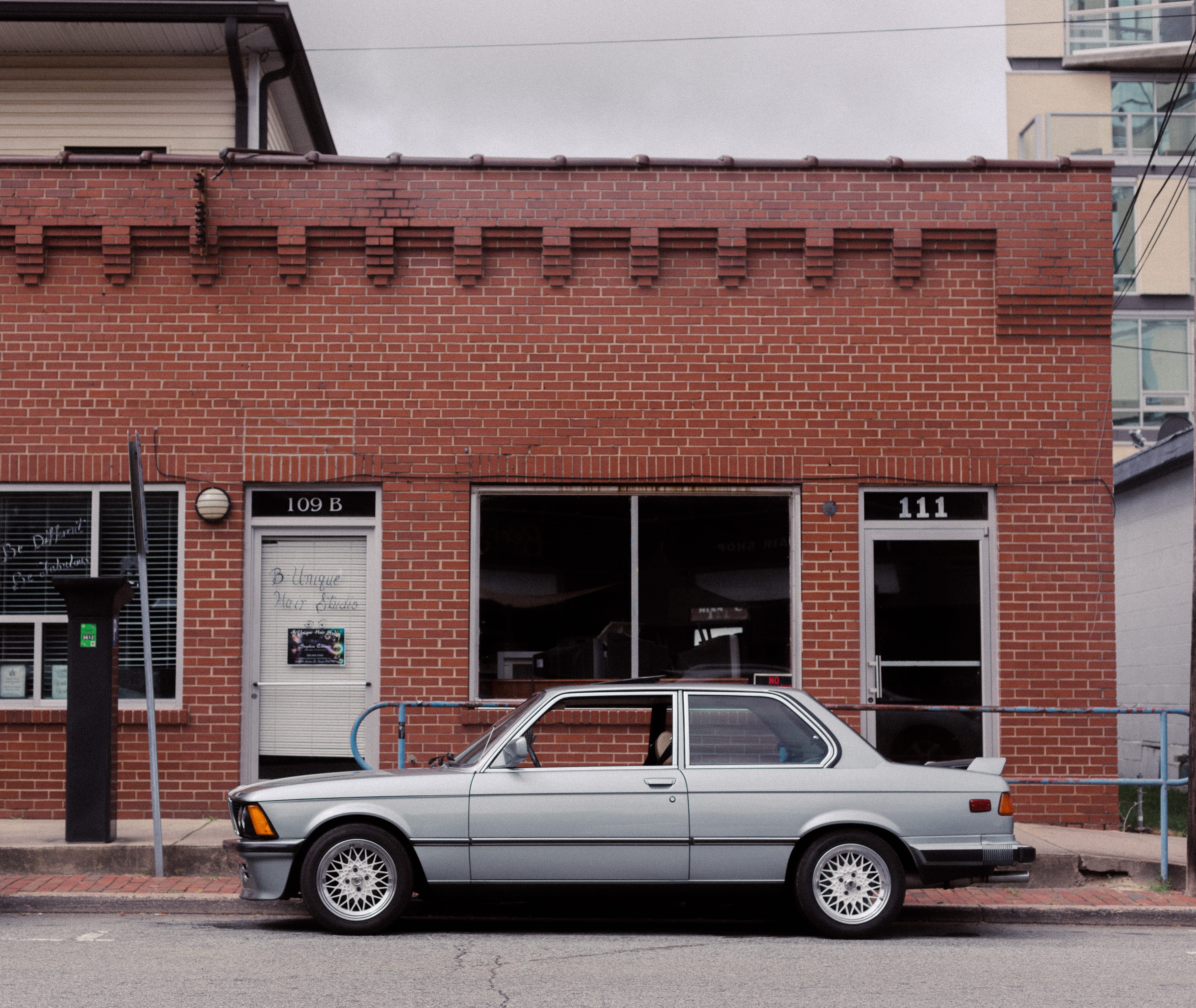 vehicle, door, retro, city, residential district, brick, 4K, land vehicle, road, car, day, building, house, united states, parked, architecture, brick wall, HD Wallpaper