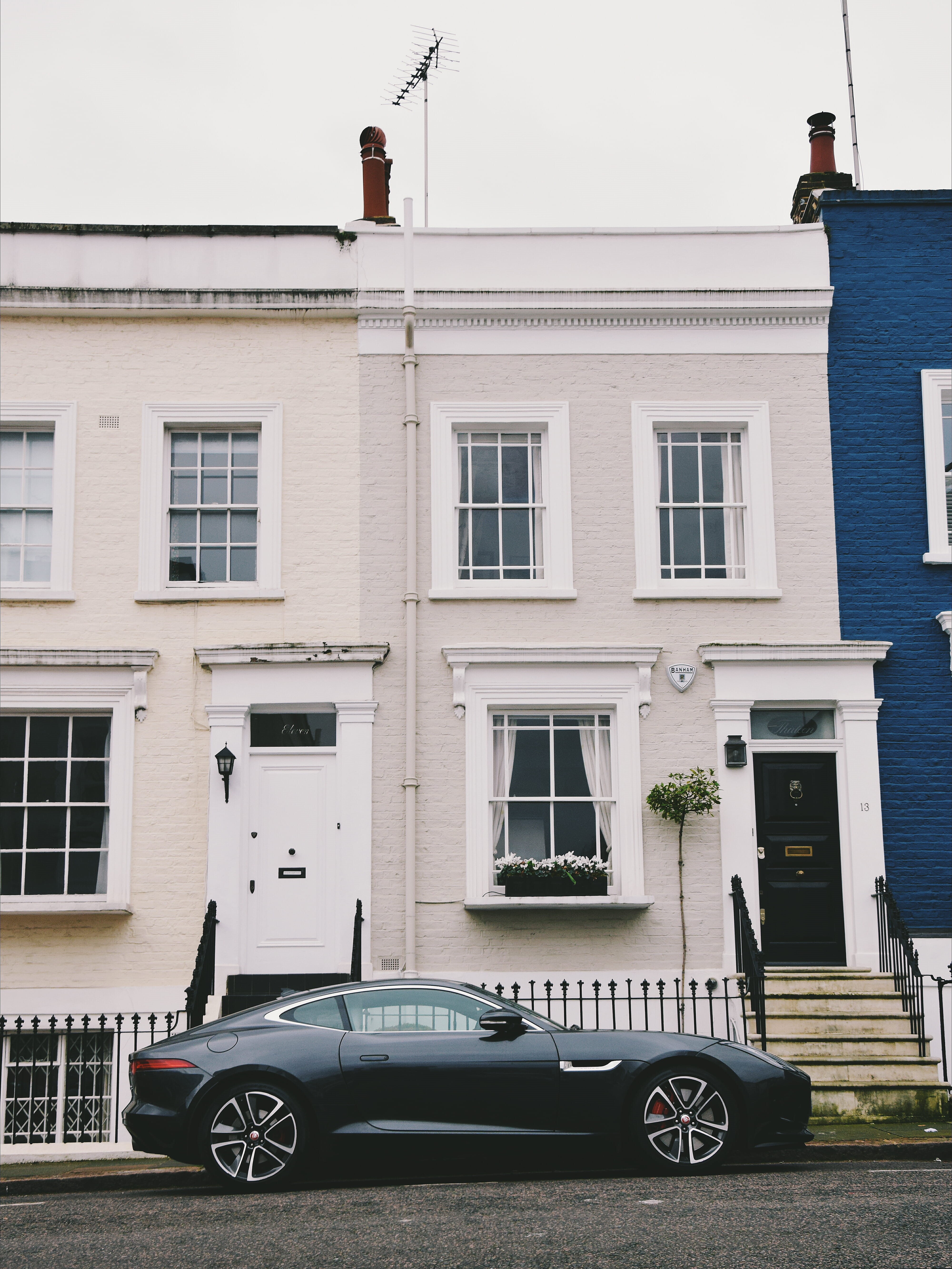 spoke, car, house, mode of transportation, day, gray, city, shutter, daytime, window, building exterior, retro styled, tire, parked, automobile, alloy wheel, Phone HD Wallpaper